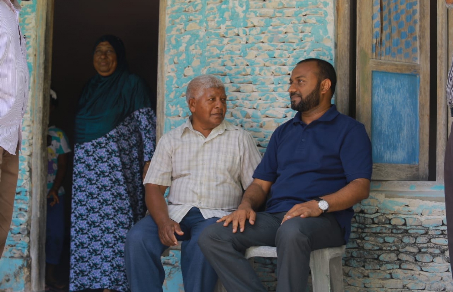 މި އަހަރުގެ ރިޔާސީ އިންތިޚާބުގެ ކެމްޕެއިނަށް، ރައީސް އަބްދުﷲ ޔާމީންގެ ރަނިންމޭޓް ޑރ. މުހައްމަދު ޝަހީމް އަލީ ސައީދު ފުވައްމުލަކަށް ކުރައްވަމުން ގެންދަވާ ދަތުރުގައި، އެ ސިޓީގެ ގެއަކަށް ވަޑައިގެން އާއިލާއަކާ ބައްދަލުކުރައްވަނީ