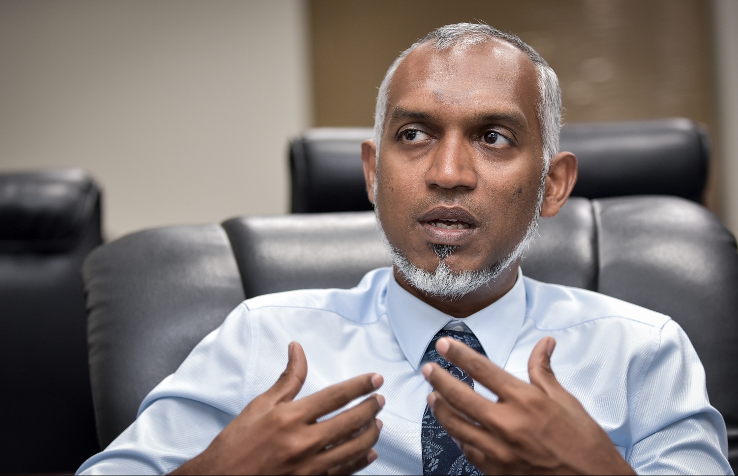 ހައުސިން މިނިސްޓަރު ޑރ. މުހައްމަދު މުއިއްޒު "މިހާރު"އާ ވާހަކަ ދައްކަވަނީ. --ފޮޓޯ: ނިޝާން އަލީ/މިހާރު