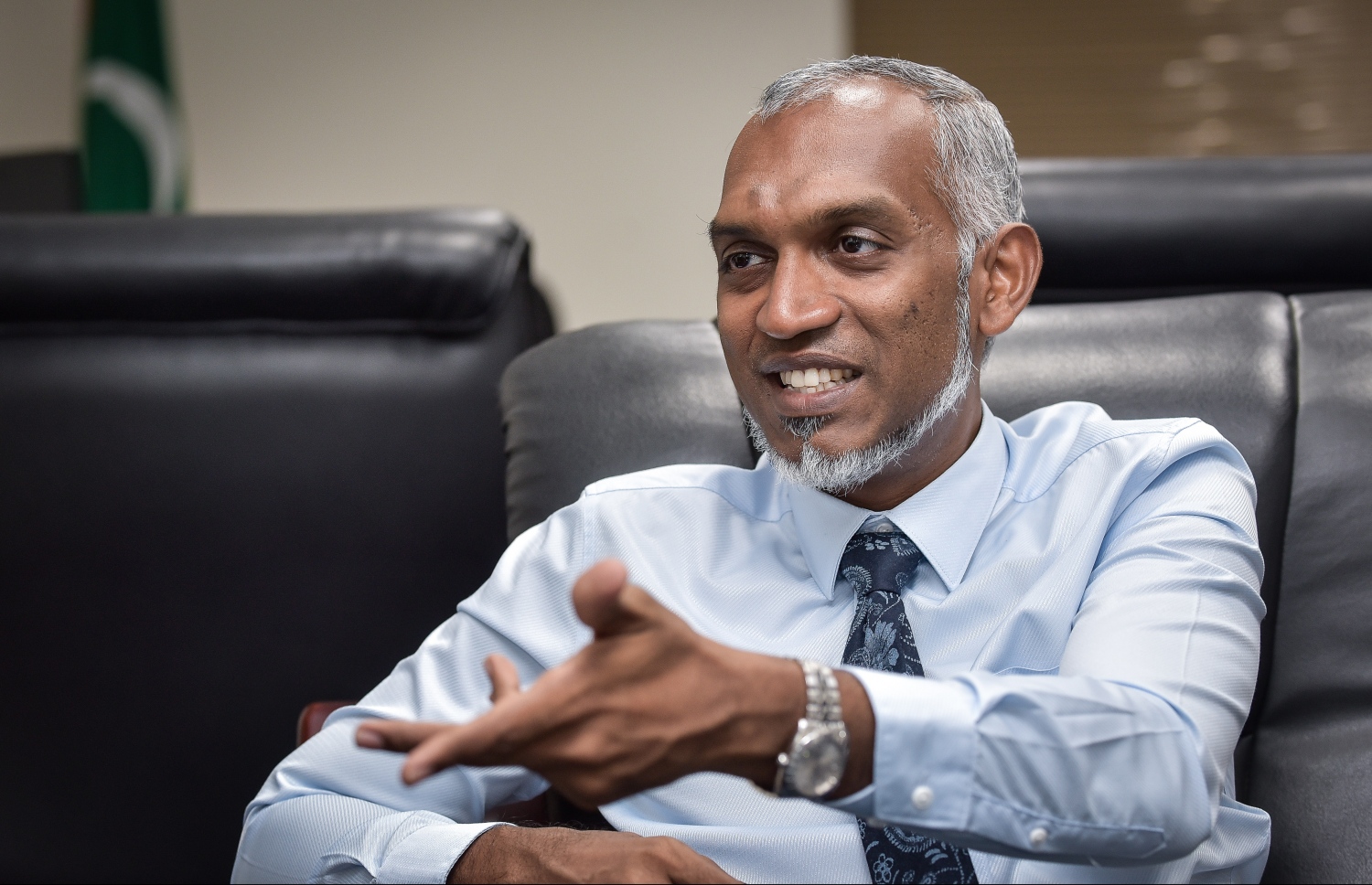 ހައުސިން މިނިސްޓަރު ޑރ. މުހައްމަދު މުއިއްޒު "މިހާރު"އާ ވާހަކަ ދައްކަވަނީ: މި މަޝްރޫއާ އެކު ބޯހިޔާވަހިކަމުގެ ދަތިކަމަށް ހައްލެއް ލިބޭނެ ކަމަށް ވިދާޅުވި. --ފޮޓޯ: ނިޝާން އަލީ/މިހާރު