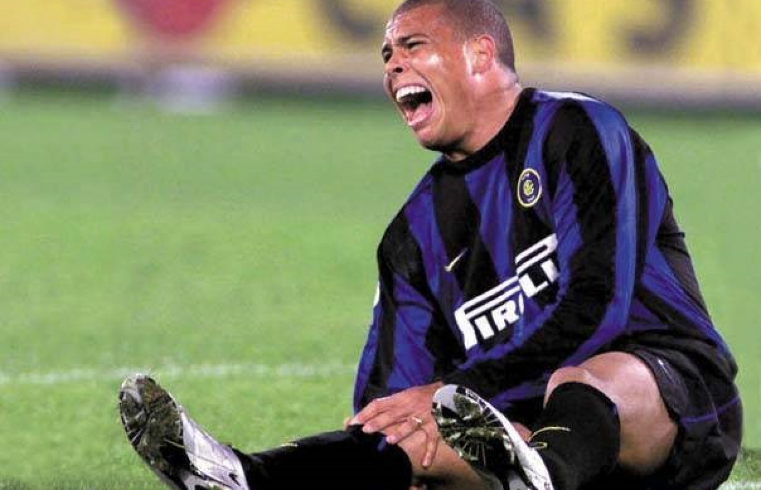 2000 ވަނަ އަހަރުގެ އިޓާލިއަން ކަޕުގެ ފައިނަލުގައި ރޮނާލްޑޯގެ ކަކުލަށް އަނިޔާވުމުން ރޮނީ.