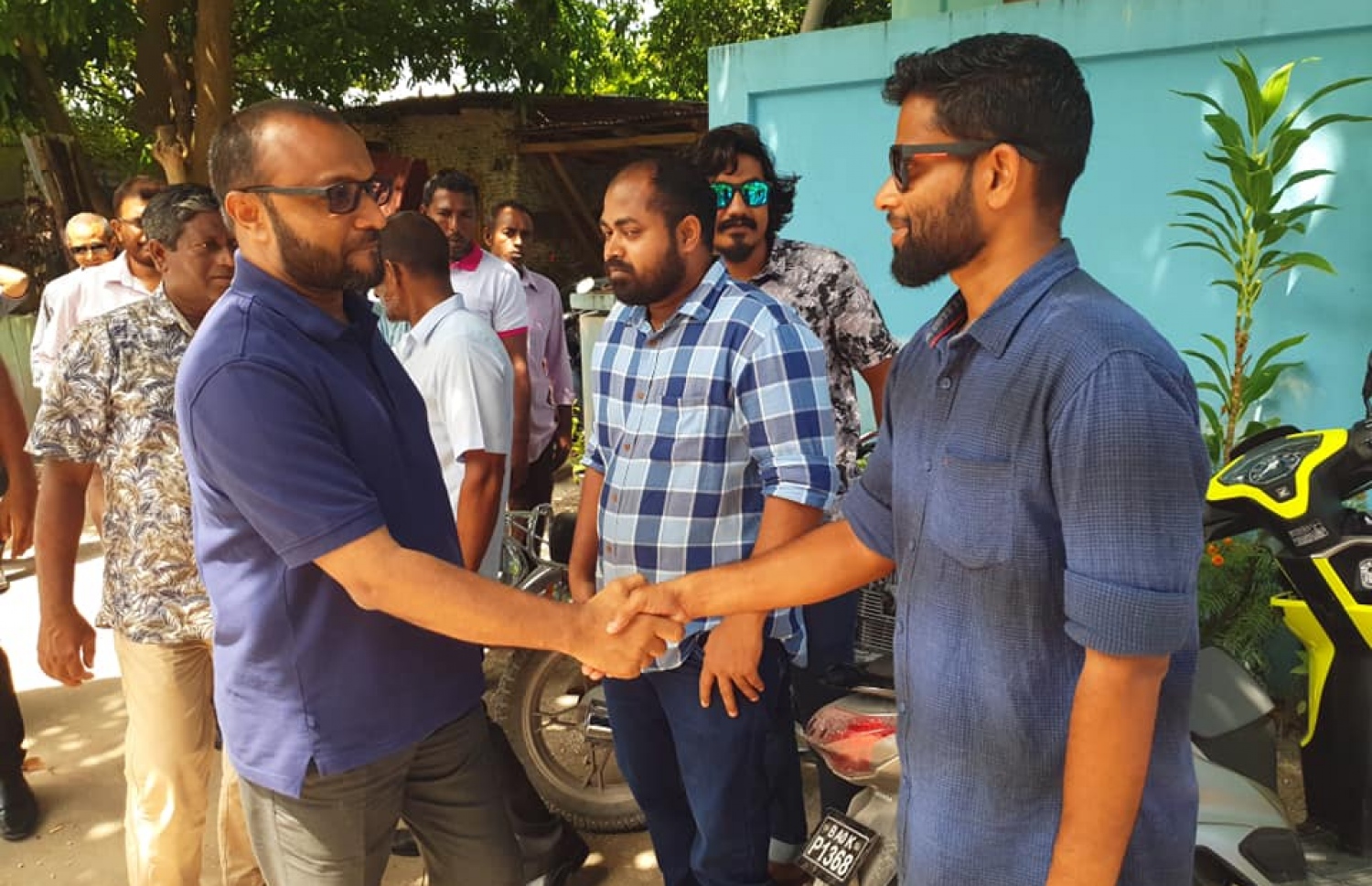 ޝަހީމް މިހާރު ފުވައްމުލަކަށް ކުރައްވަމުން ގެންދަވާ ކެމްޕެއިން ދަތުރުގައި ޒުވާނަކާ ސަލާމް ކުރައްވަނީ.