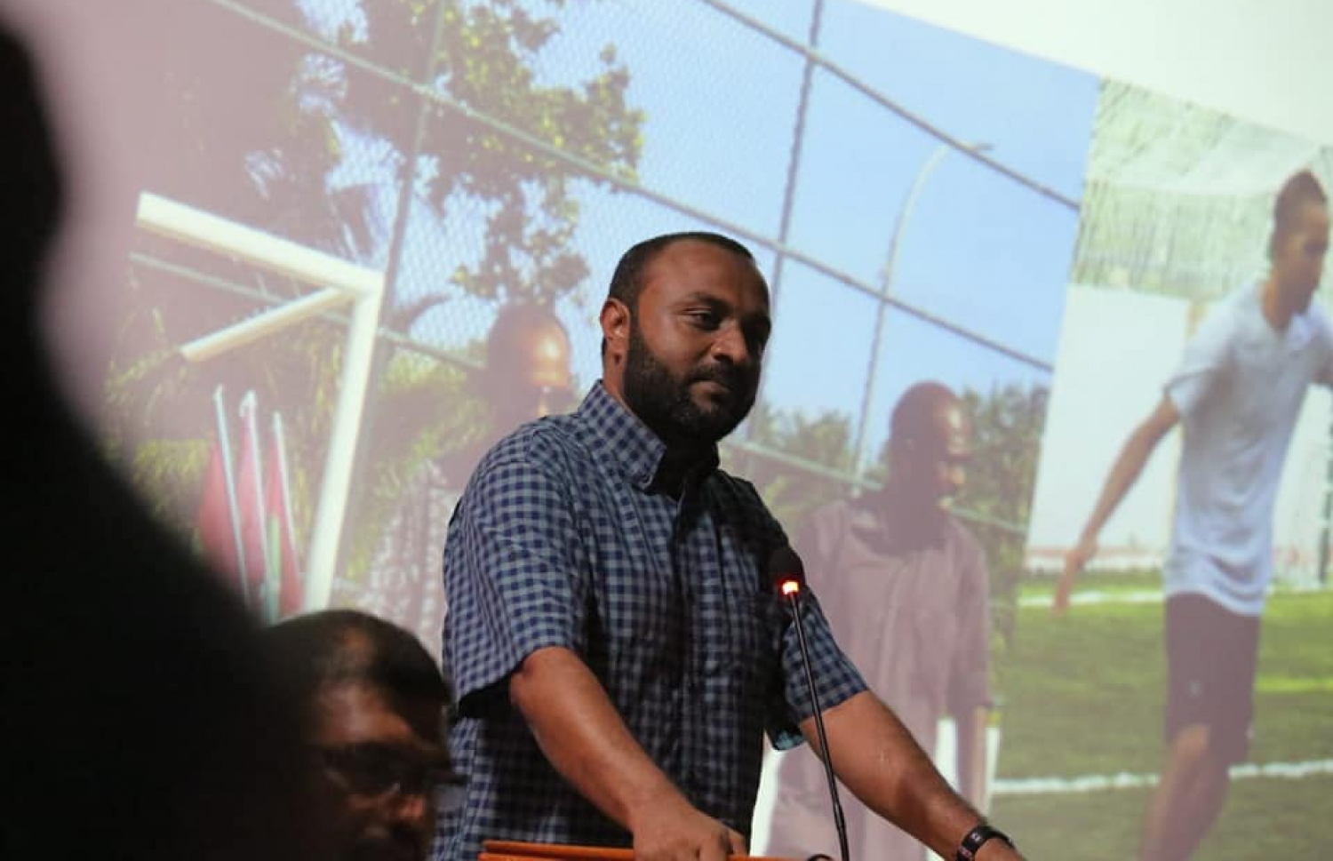 ފުވައްމުލަކުގައި މިރޭ ބޭއްވި ޖަލްސާގައި ޑރ، ޝަހީމް ވާހަކަ ދައްކަވަނީ.