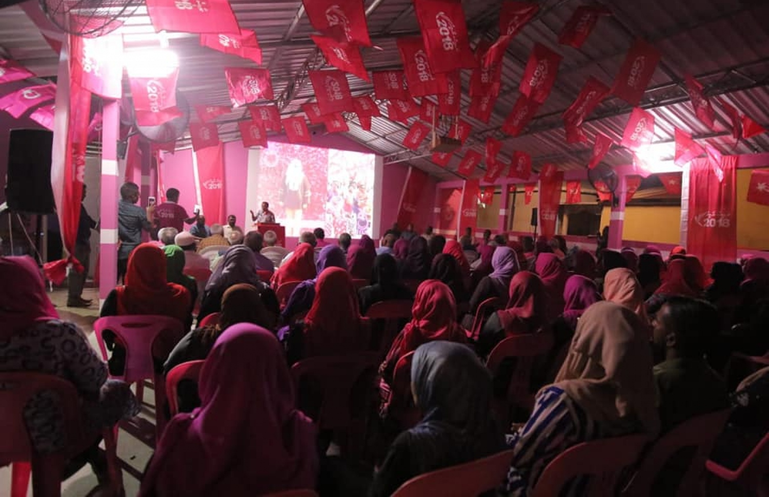 ރައީސް ޔާމީންގެ ރަނިންމޭޓް ޝަހީމް، ފުވައްމުލަކުގައި މިރޭ ބޭއްވެވި ޖަލްސާ އަށް ދިޔަ ބައެއް މީހުން.