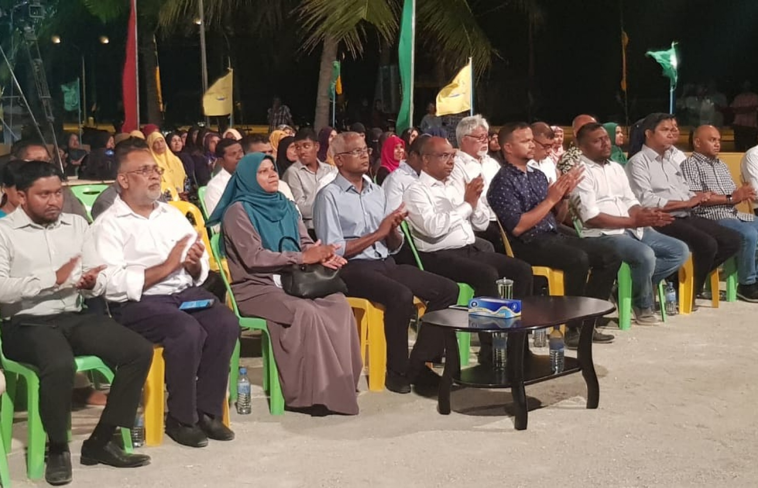 އިދިކޮޅު ކެންޑިޑޭޓް އިބޫ، މަކުނުދޫގައި މިރޭ ބޭއްވެވި ކެމްޕެއިން ޖަލްސާގައި ބައިވެރިވެވަޑައިގެންނެވި ބައެއް ބޭފުޅުން.