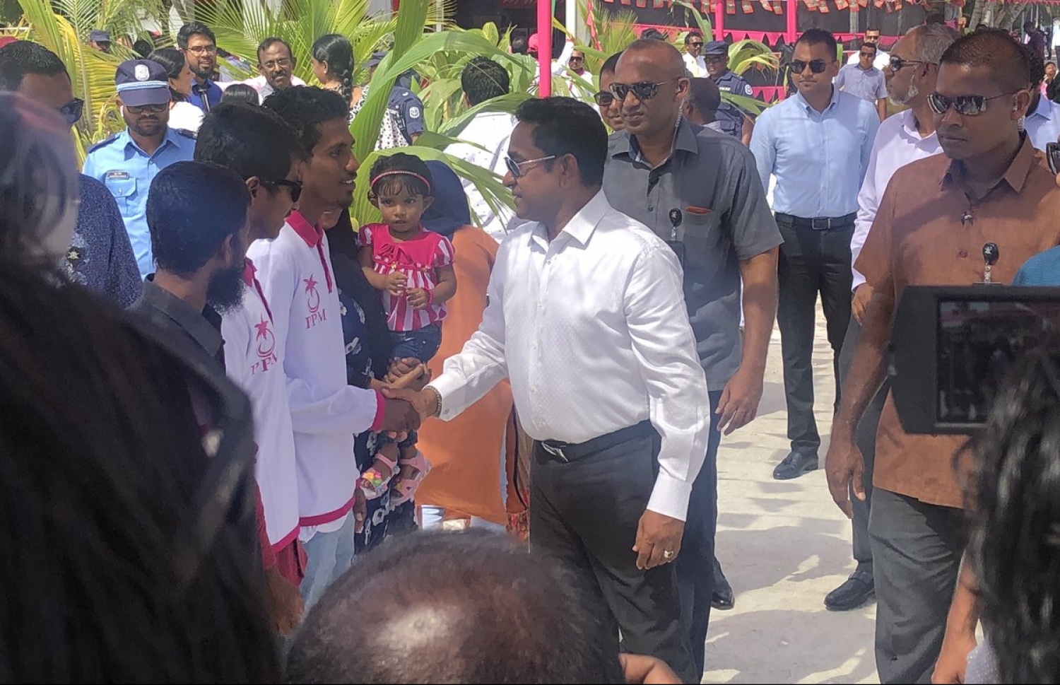 ރައީސް ޔާމީން މިއަދު ތިމަރަފުއްޓަށް ވަޑައިގެން، އެ ރަށުގެ ރައްޔިތުންނާ ސަލާމް ކުރައްވަނީ. - ފޮޓޯ: އެންވަޔަރަމަންޓް މިނިސްޓްރީ