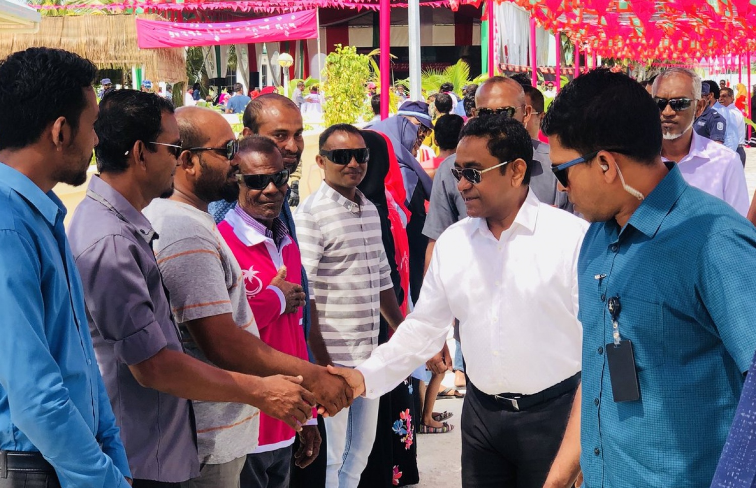 ރައީސް ޔާމީން މިއަދު ތިމަރަފުއްޓަށް ވަޑައިގެން، އެ ރަށުގެ ރައްޔިތުންނާ ސަލާމް ކުރައްވަނީ. - ފޮޓޯ: އެންވަޔަރަމަންޓް މިނިސްޓްރީ