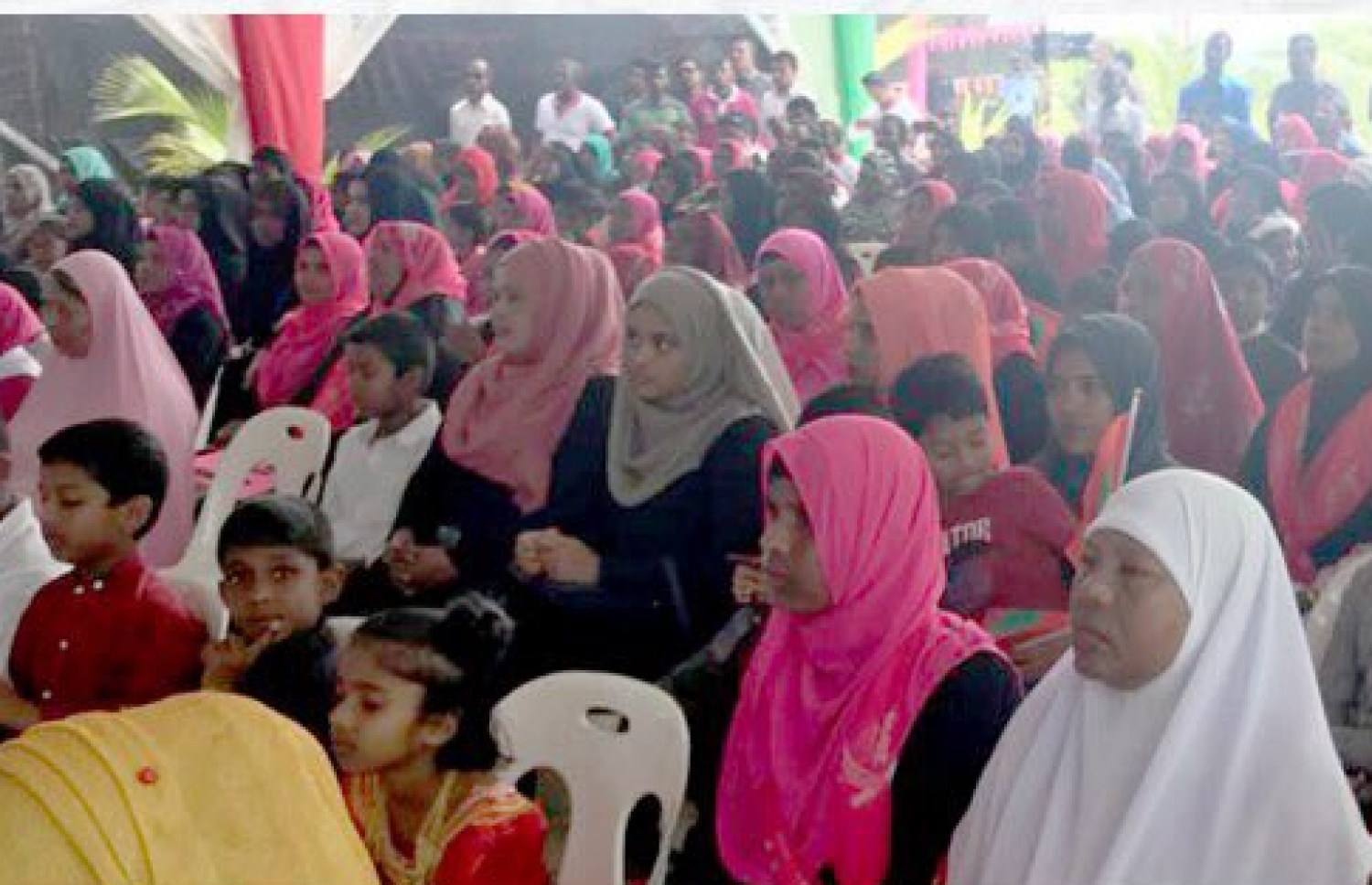 ތިމަރަފުށީގައި ބޭއްވި ރަސްމިއްޔާތުގައި އެ ރަށުގެ ރައްޔިތުން ބައިވެރިވަނީ. --ފޮޓޯ: ރައީސް އޮފީސް