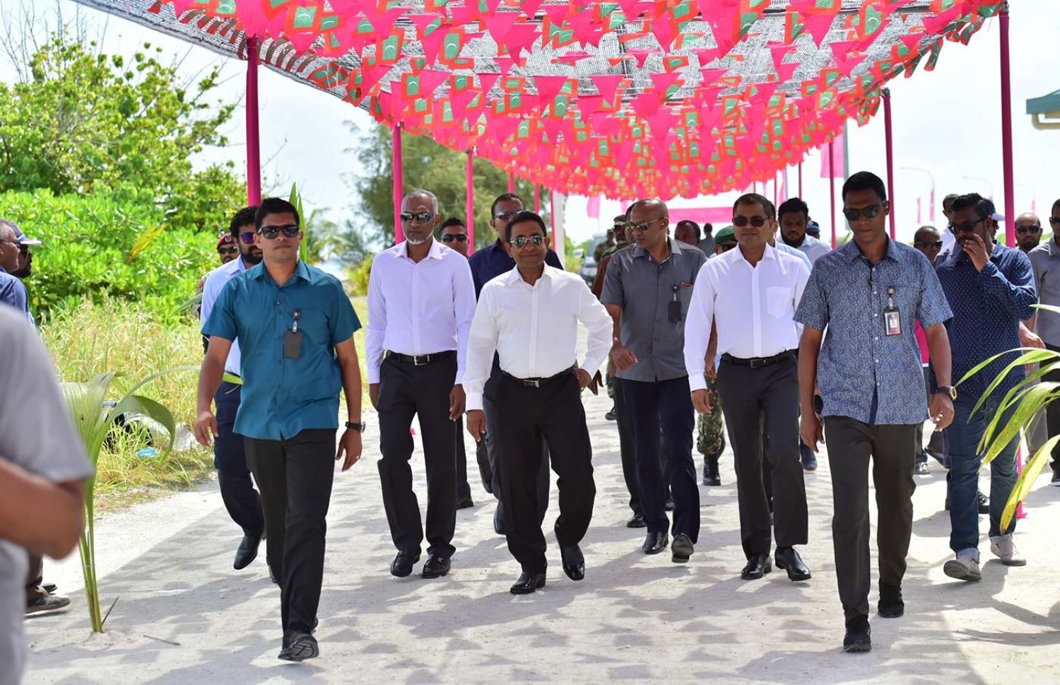 ތިމަރަފުށީގައި ގާއިމު ކުރި ފެނުގެ ހިދުމަތް އިފްތިތާހު ކުރުމަށް އެ ރަށުގައި ބޭއްވި ޖަލްސާއެއްގައި ބައިވެރިވެ ވަޑައިގަތުމަށް ރައީސް ޔާމީން ވަޑައިގަންނަވަނީ.-- ފޮޓޯ: ރައީސް އޮފީސް