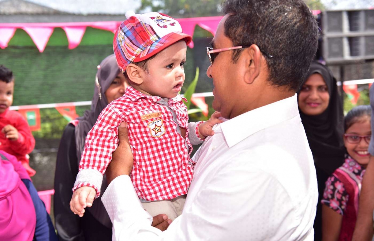 މިދިޔަ ހޯމަ ދުވަހު ތިމަރަފުއްޓަށް ކުރެއްވި ދަތުރުފުޅުގައި ރައީސް ޔާމީން އެ ރަށު ތުއްތު ކުއްޖަކު އުރުވަޑުވައިގެން. -- ފޮޓޯ: ރައީސް އޮފީސް