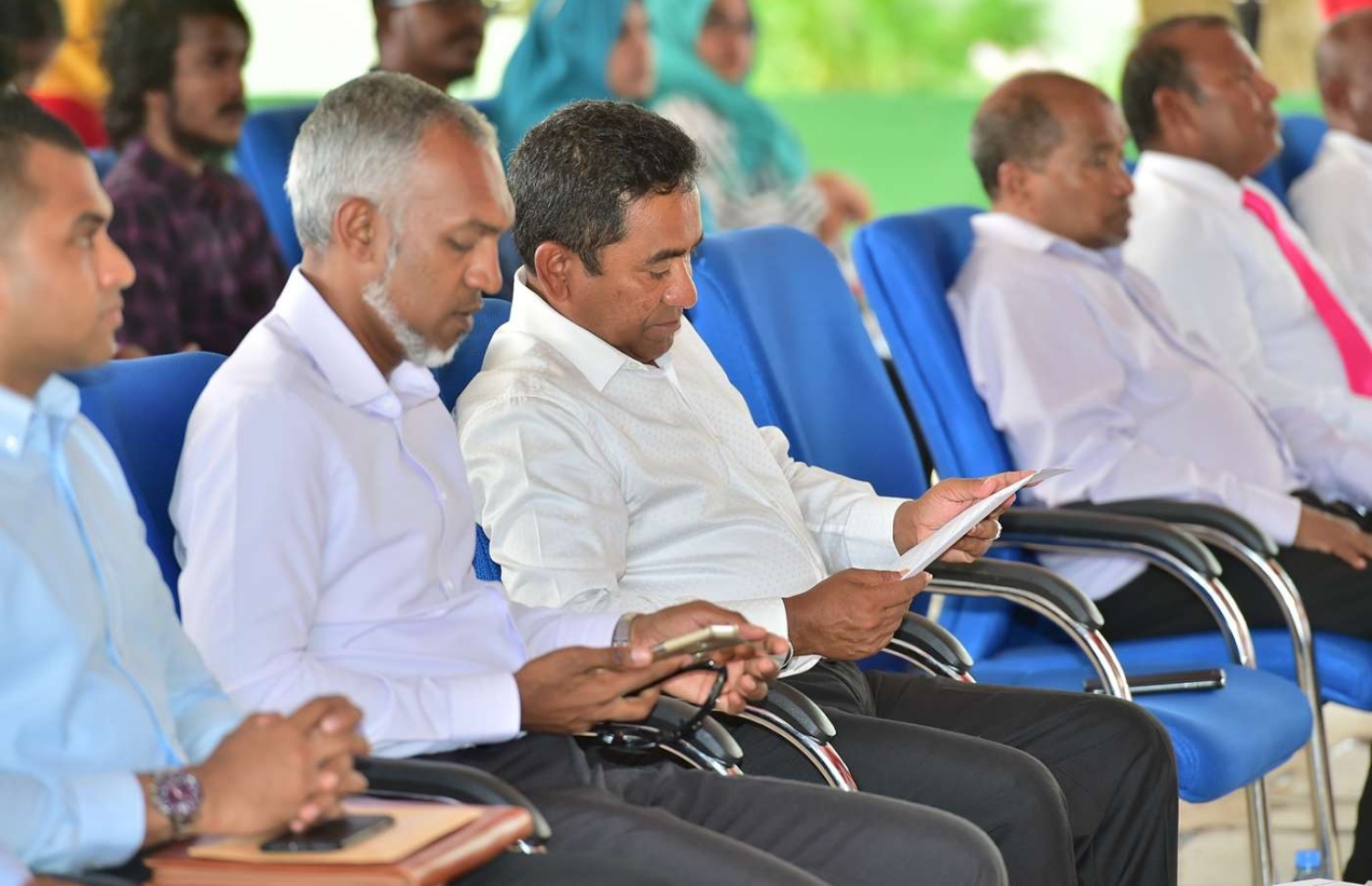 ތިމަރަފުށީގައި ގާއިމު ކުރި ފެނުގެ ހިދުމަތް އިފްތިތާހު ކުރުމަށް އެ ރަށުގައި ބޭއްވި ޖަލްސާއެއްގައި ރައީސް ޔާމީންގެ (މ)އިތުރުން ހައުސިން މިނިސްޓަރު ޑރ. މުހައްމަދު މުއިއްޒު(ވ-2) ބައިވެރިވެ ވަޑައިގަންނަވަނީ.-- ފޮޓޯ: ރައީސް އޮފީސް