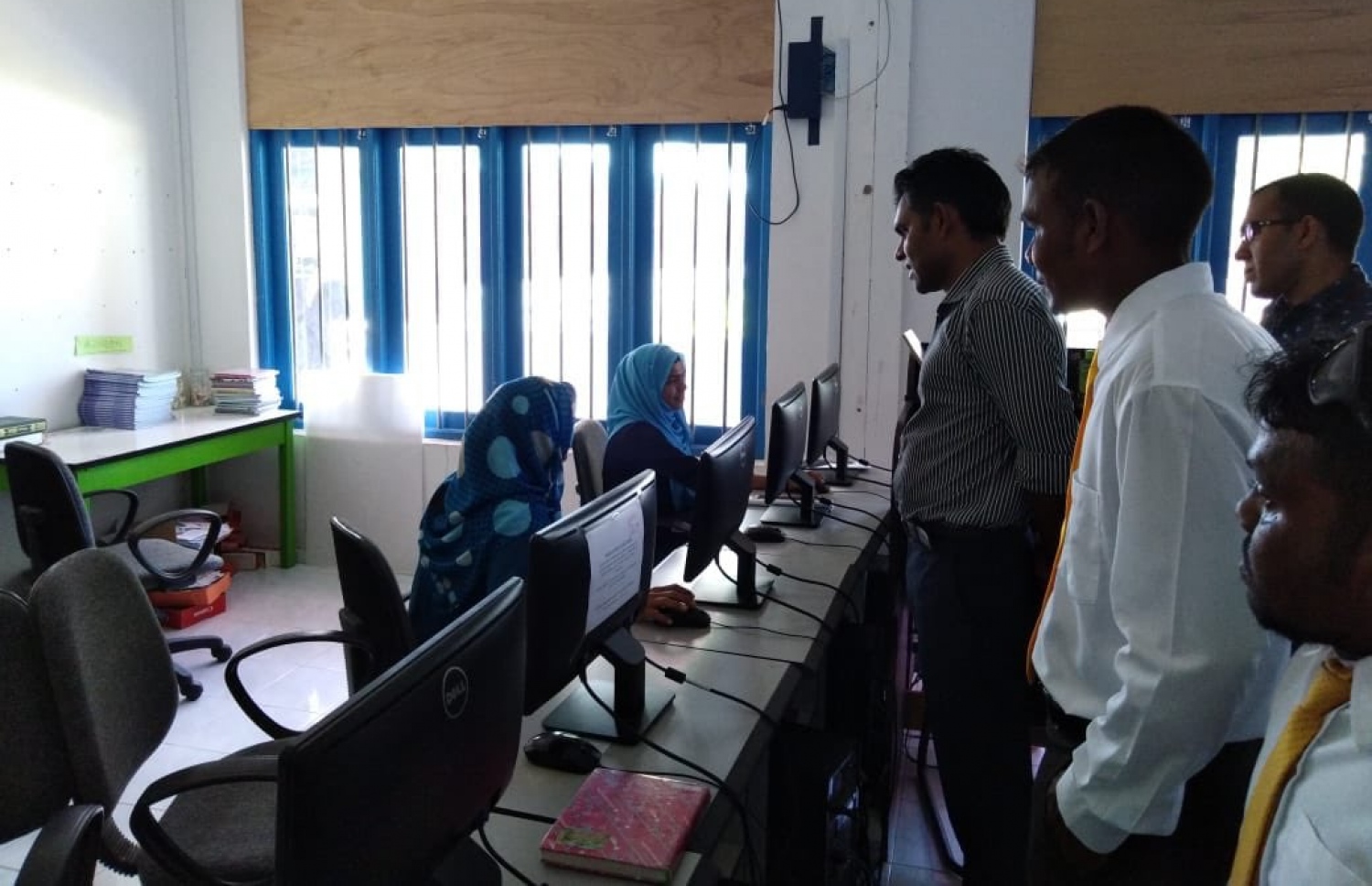 ފ.އަތޮޅު: އަންނަ މަހުގެ 23 ގައި ބާއްވާ މި އަހަރުގެ ރިޔާސީ އިންތިޚާބުގެ ކެމްޕެއިނަށް، އިދިކޮޅު ރިޔާސީ ކެނޑިޑޭޓު އިބްރާހިމް މުހައްމަދު ސޯލިހުގެ ރަނިންމޭޓް، ކާށިދޫ ދާއިރާގެ މެމްބަރު ފައިސަލް ނަސީމް ފާފު އަތޮޅަށް ކުރައްވަމުންގެންދަވާ ކެމްޕޭން ދަތުރުގައި، އެއަތޮޅުގެ ބިލެއްދޫއަށް ވަޑައިގަތުމަށްފަހު ބިލެއްދޫ ސުކޫލަށް ޒިޔާރަތްކުރައްވާ ސުކޫލުގެ މުވައްޒަފުންނާއި ބައްދަލުކުރައްވަނީ