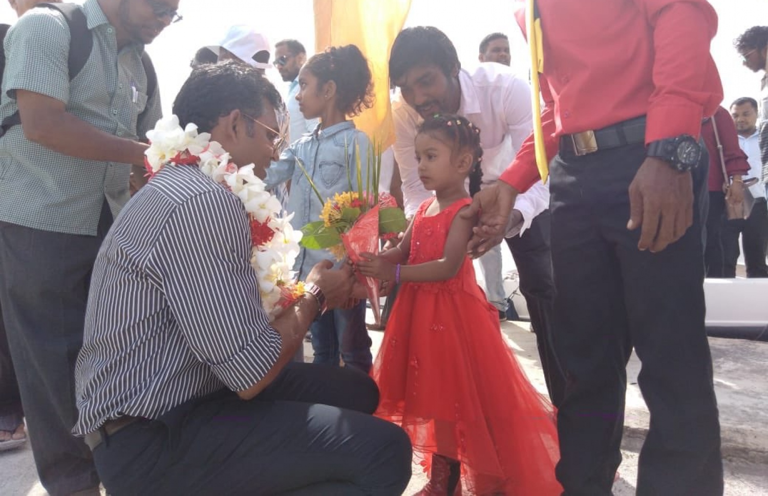 ފ.އަތޮޅު: އަންނަ މަހުގެ 23 ގައި ބާއްވާ މި އަހަރުގެ ރިޔާސީ އިންތިޚާބުގެ ކެމްޕެއިނަށް، އިދިކޮޅު ރިޔާސީ ކެނޑިޑޭޓު އިބްރާހިމް މުހައްމަދު ސޯލިހުގެ ރަނިންމޭޓް، ކާށިދޫ ދާއިރާގެ މެމްބަރު ފައިސަލް ނަސީމް ފާފު އަތޮޅަށް ކުރައްވަމުންގެންދަވާ ކެމްޕޭން ދަތުރުގައި އެއަތޮޅުގެ ދަރަނބޫދޫއަށް ވަޑައިގަތުމުން އޭނާއަށް މަރުހަބާ ކިޔުމުގެގޮތުން އެރަށު ކުޑަކުއްޖެއް މާބޮނޑިއެއް އަޅުވަނީ