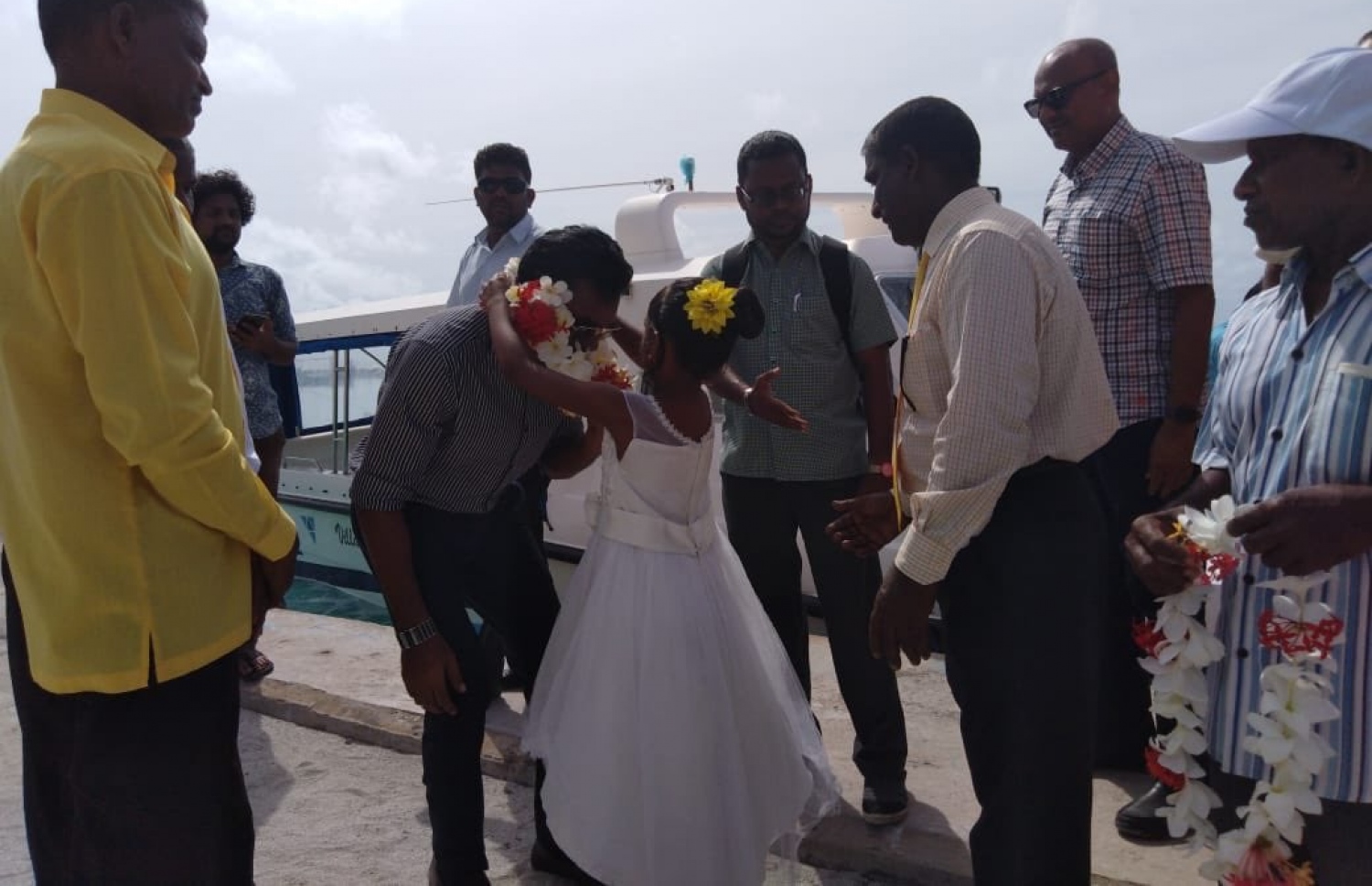 ފ.އަތޮޅު: އަންނަ މަހުގެ 23 ގައި ބާއްވާ މި އަހަރުގެ ރިޔާސީ އިންތިޚާބުގެ ކެމްޕެއިނަށް، އިދިކޮޅު ރިޔާސީ ކެނޑިޑޭޓު އިބްރާހިމް މުހައްމަދު ސޯލިހުގެ ރަނިންމޭޓް، ކާށިދޫ ދާއިރާގެ މެމްބަރު ފައިސަލް ނަސީމް ފާފު އަތޮޅަށް ކުރައްވަމުންގެންދަވާ ކެމްޕޭން ދަތުރުގައި އެއަތޮޅުގެ ދަރަނބޫދޫއަށް ވަޑައިގަތުމުން އޭނާއަށް މަރުހަބާ ކިޔުމުގެ ގޮތުން އެރަށު ކުޑަކުއްޖެއް މާބޮނޑިއެއް އަޅުވަނީ