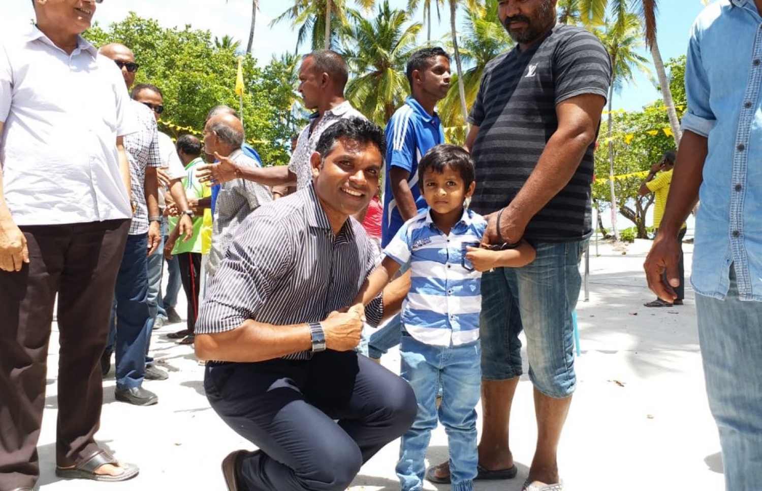 ފ. އަތޮޅު: މި އަހަރުގެ ރިޔާސީ އިންތިޚާބުގެ ކެމްޕެއިނަށް، އިދިކޮޅު ރިޔާސީ ކެންޑިޑޭޓު އިބްރާހިމް މުހައްމަދު ސޯލިހް (އިބޫ) ގެ ރަނިންމޭޓް ފައިސަލް ފ. އަތޮޅަށް ކުރައްވަމުން ގެންދަވާ ކެމްޕޭން ދަތުރުގައި، ބިލެއްދު އަށް ވަޑައިގެން އެ ރަށުގެ ކުޑަކުއްޖަކާ އެކު ފޮޓޯއެއް ނަންގަވަނީ.