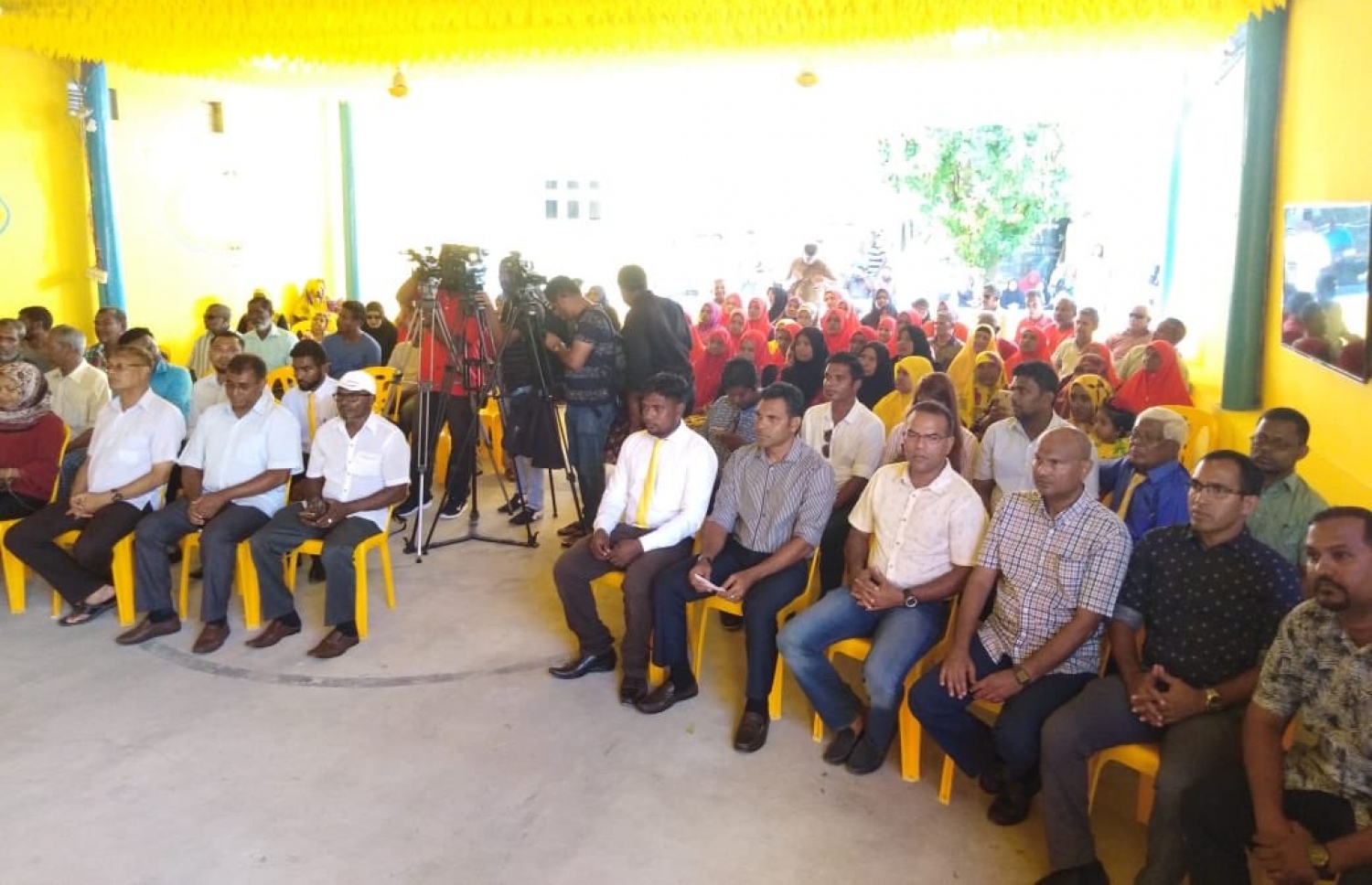 ފ. އަތޮޅު: މި އަހަރުގެ ރިޔާސީ އިންތިޚާބުގެ ކެމްޕެއިނަށް، އިދިކޮޅު ރިޔާސީ ކެންޑިޑޭޓު އިބްރާހިމް މުހައްމަދު ސޯލިހް (އިބޫ) ގެ ރަނިންމޭޓް ފައިސަލް ފ. އަތޮޅަށް ކުރައްވަމުން ގެންދަވާ ކެމްޕޭން ދަތުރުގައި، ފީއަލީގައި ބޭއްވެވި ބައްދަލުވުން.