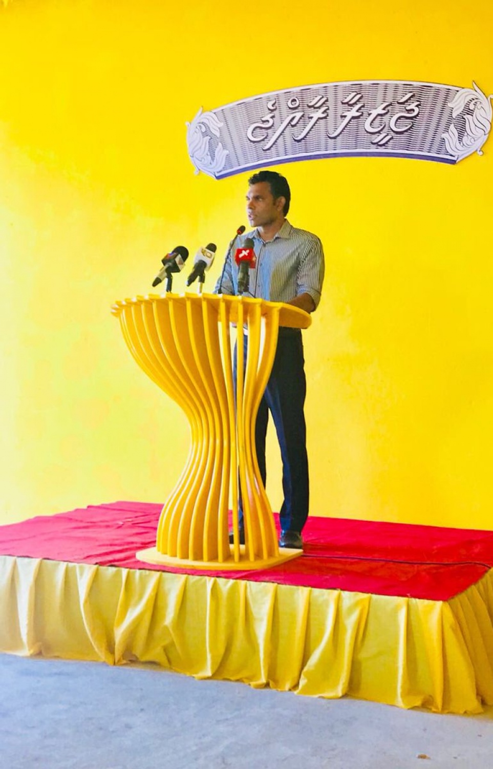 ފ. އަތޮޅު: މި އަހަރުގެ ރިޔާސީ އިންތިޚާބުގެ ކެމްޕެއިނަށް، އިދިކޮޅު ރިޔާސީ ކެންޑިޑޭޓު އިބްރާހިމް މުހައްމަދު ސޯލިހް (އިބޫ) ގެ ރަނިންމޭޓް ފައިސަލް ފ. އަތޮޅަށް ކުރައްވަމުން ގެންދަވާ ކެމްޕޭން ދަތުރުގައި، ފީއަލީގައި ބޭއްވި ބައްދަލުވުމެއްގައި ވާހަކަ ދައްކަވަނީ.