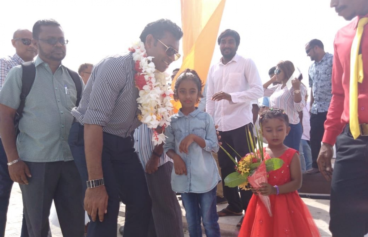 ފ. އަތޮޅު: މި އަހަރުގެ ރިޔާސީ އިންތިޚާބުގެ ކެމްޕެއިނަށް، އިދިކޮޅު ރިޔާސީ ކެންޑިޑޭޓު އިބްރާހިމް މުހައްމަދު ސޯލިހް (އިބޫ) ގެ ރަނިންމޭޓް ފައިސަލް ފ. އަތޮޅަށް ކުރައްވަމުން ގެންދަވާ ކެމްޕޭން ދަތުރުގައި، ދަރަނބޫދު އަށް ވަޑައިގަތުމުން އޭނާ އަށް މަރުހަބާ ކިޔަނީ.