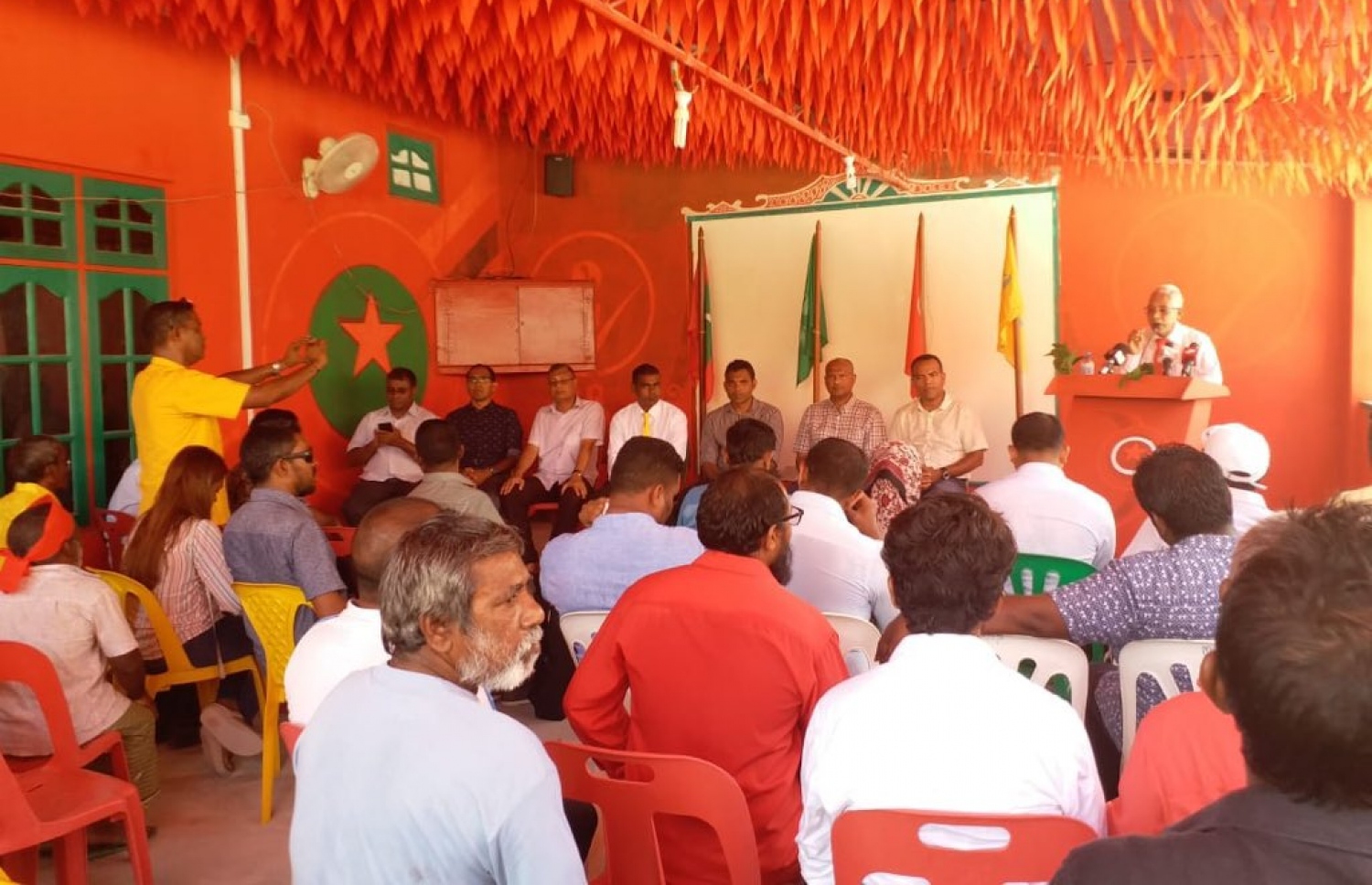 ފ. އަތޮޅު: މި އަހަރުގެ ރިޔާސީ އިންތިޚާބުގެ ކެމްޕެއިނަށް، އިދިކޮޅު ރިޔާސީ ކެންޑިޑޭޓު އިބްރާހިމް މުހައްމަދު ސޯލިހް (އިބޫ) ގެ ރަނިންމޭޓް ފައިސަލް ފ. އަތޮޅަށް ކުރައްވަމުން ގެންދަވާ ކެމްޕޭން ދަތުރުގައި، ބިލެއްދޫގައި ބޭއްވެވި ބައްދަލުވުން.