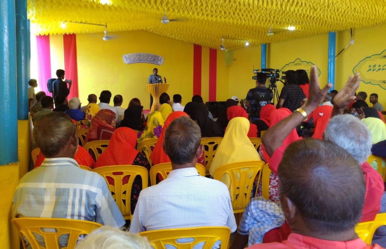 ފ. އަތޮޅު: މި އަހަރުގެ ރިޔާސީ އިންތިޚާބުގެ ކެމްޕެއިނަށް، އިދިކޮޅު ރިޔާސީ ކެންޑިޑޭޓު އިބްރާހިމް މުހައްމަދު ސޯލިހް (އިބޫ) ގެ ރަނިންމޭޓް ފައިސަލް ފ. އަތޮޅަށް ކުރައްވަމުން ގެންދަވާ ކެމްޕޭން ދަތުރުގައި، ފީއަލީގައި ބޭއްވި ބައްދަލުވުމެއްގައި ވާހަކަ ދައްކަވަނީ.