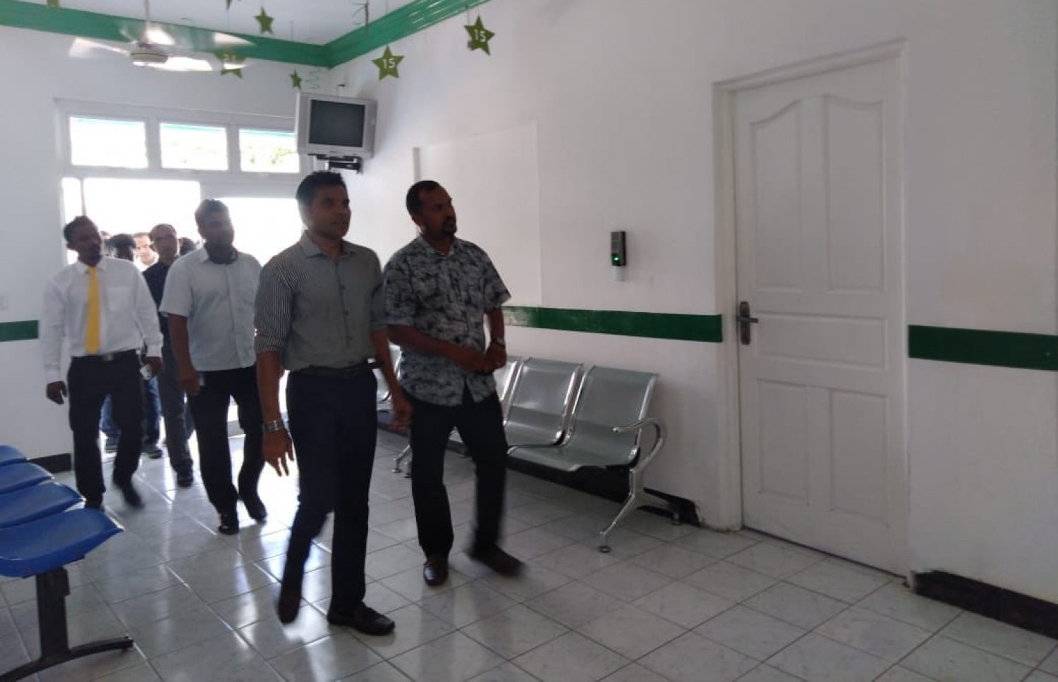 ފ. އަތޮޅު: މި އަހަރުގެ ރިޔާސީ އިންތިޚާބުގެ ކެމްޕެއިނަށް، އިދިކޮޅު ރިޔާސީ ކެންޑިޑޭޓު އިބްރާހިމް މުހައްމަދު ސޯލިހް (އިބޫ) ގެ ރަނިންމޭޓް ފައިސަލް ފ. އަތޮޅަށް ކުރައްވަމުން ގެންދަވާ ކެމްޕޭން ދަތުރުގައި، ފީއަލީގެ ސިއްހީ މަރުކަޒަށް ޒިޔާރަތް ކުރައްވަނީ.