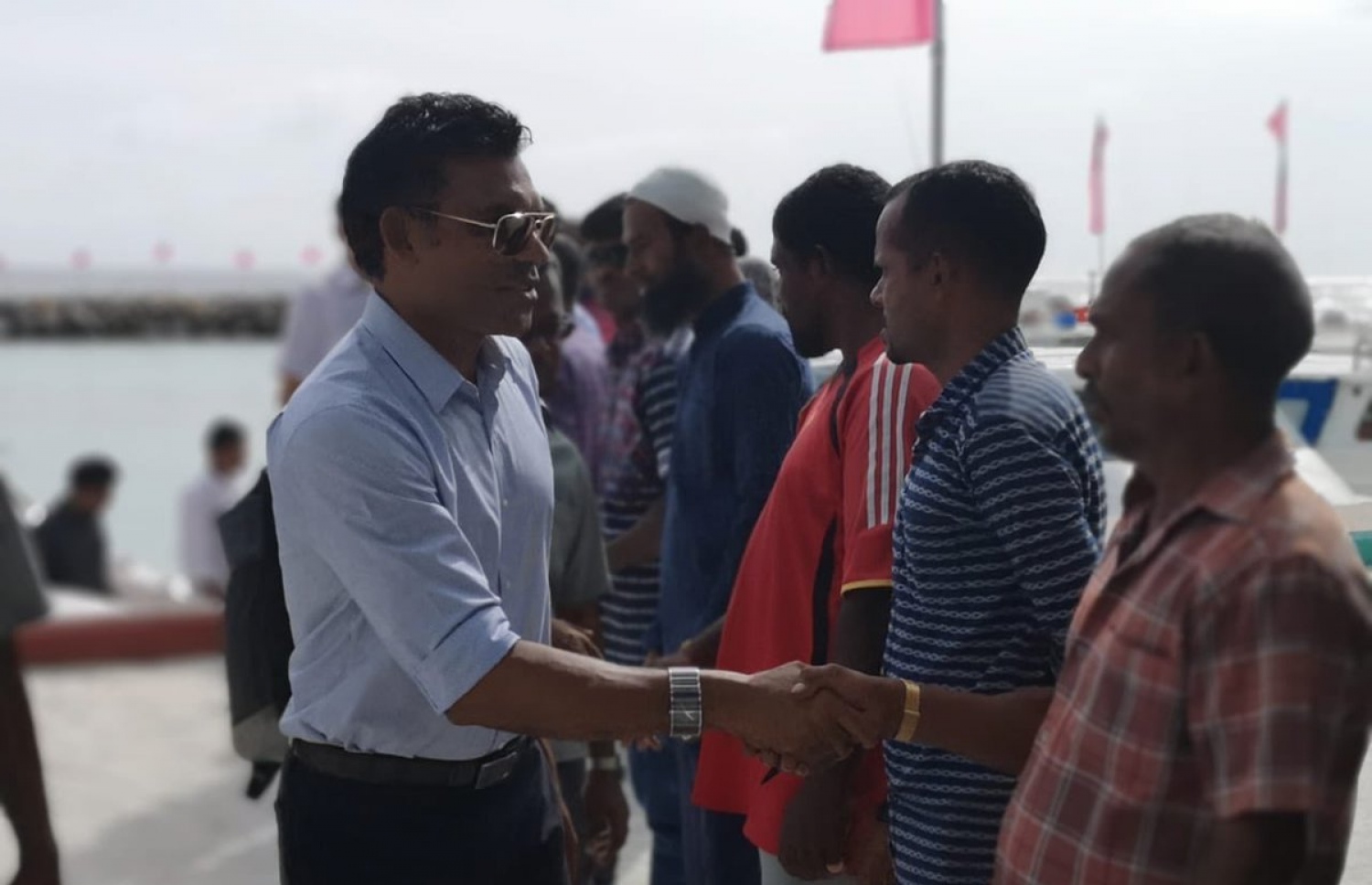 ފ. އަތޮޅު: މި އަހަރުގެ ރިޔާސީ އިންތިޚާބުގެ ކެމްޕެއިނަށް، އިދިކޮޅު ރިޔާސީ ކެންޑިޑޭޓު އިބްރާހިމް މުހައްމަދު ސޯލިހް (އިބޫ) ގެ ރަނިންމޭޓް ފައިސަލް ފ. އަތޮޅަށް ކުރައްވަމުން ގެންދަވާ ކެމްޕޭން ދަތުރުގައި، ނިލަންދު އަށް ވަޑައިގަތުމުން އޭނާ އަށް މަރުހަބާ ކިޔުމަށް ދިޔަ ބަޔަކާ ސަލާމް ކުރައްވަނީ.