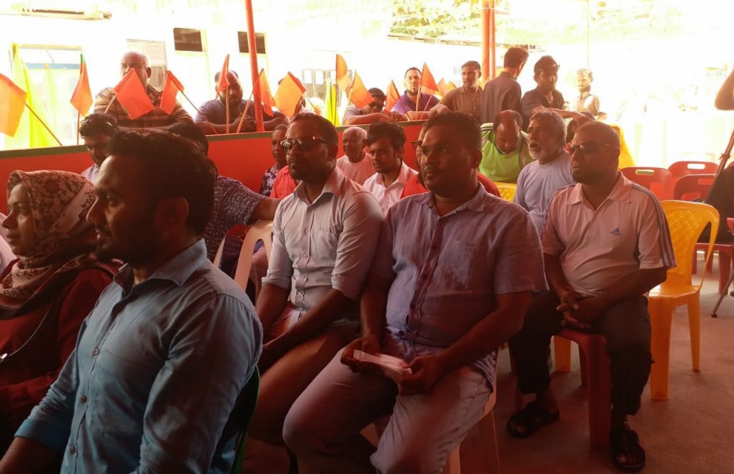 ފ. އަތޮޅު: މި އަހަރުގެ ރިޔާސީ އިންތިޚާބުގެ ކެމްޕެއިނަށް، އިދިކޮޅު ރިޔާސީ ކެންޑިޑޭޓު އިބްރާހިމް މުހައްމަދު ސޯލިހް (އިބޫ) ގެ ރަނިންމޭޓް ފައިސަލް ފ. އަތޮޅަށް ކުރައްވަމުން ގެންދަވާ ކެމްޕޭން ދަތުރުގައި، ބިލެއްދު އަށް ވަޑައިގެން، އެ ރަށުގެ ބަޔަކާ ބައްދަލުކުރައްވަނީ.