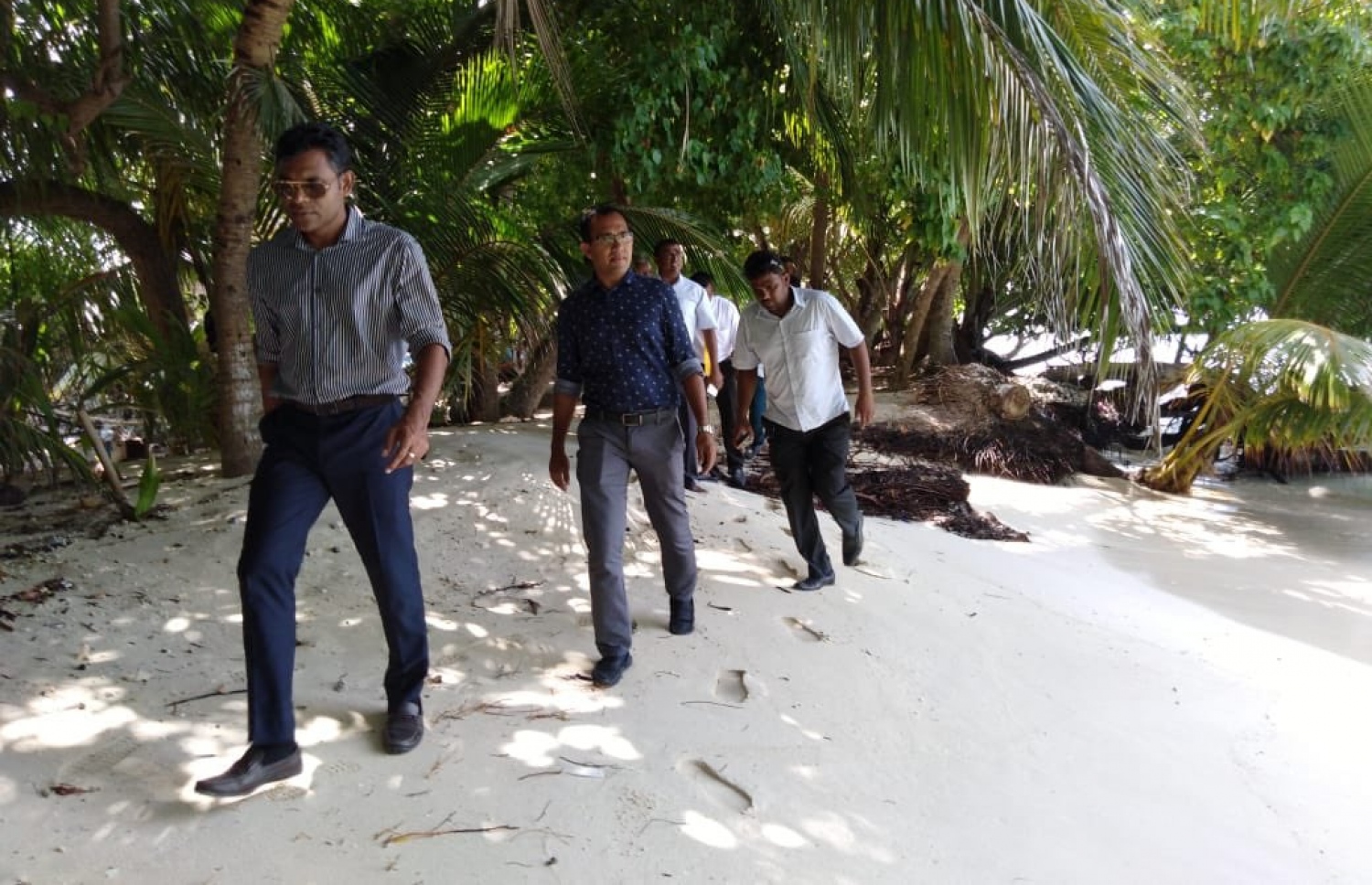 ފ. އަތޮޅު: މި އަހަރުގެ ރިޔާސީ އިންތިޚާބުގެ ކެމްޕެއިނަށް، އިދިކޮޅު ރިޔާސީ ކެންޑިޑޭޓު އިބްރާހިމް މުހައްމަދު ސޯލިހް (އިބޫ) ގެ ރަނިންމޭޓް ފައިސަލް ފ. އަތޮޅަށް ކުރައްވަމުން ގެންދަވާ ކެމްޕޭން ދަތުރުގައި، ބިލެއްދު އަށް ވަޑައިގެން، އެ ރަށުގެ ގިރާ ސަރަހައްދު ބައްލަވާލައްވަނީ.