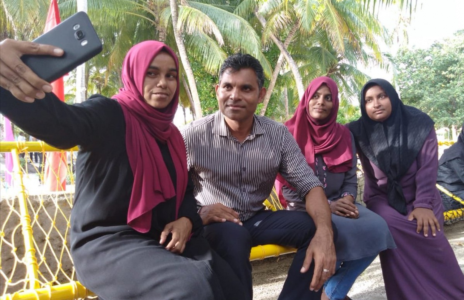 ފ. އަތޮޅު: މި އަހަރުގެ ރިޔާސީ އިންތިޚާބުގެ ކެމްޕެއިނަށް، އިދިކޮޅު ރިޔާސީ ކެންޑިޑޭޓު އިބްރާހިމް މުހައްމަދު ސޯލިހް (އިބޫ) ގެ ރަނިންމޭޓް ފައިސަލް ފ. އަތޮޅަށް ކުރައްވަމުން ގެންދަވާ ކެމްޕޭން ދަތުރުގައި، ދަރަނބޫދޫގެ ބަޔަކު އޭނާއާ އެކު ސެލްފީއެއް ނަގަނީ.