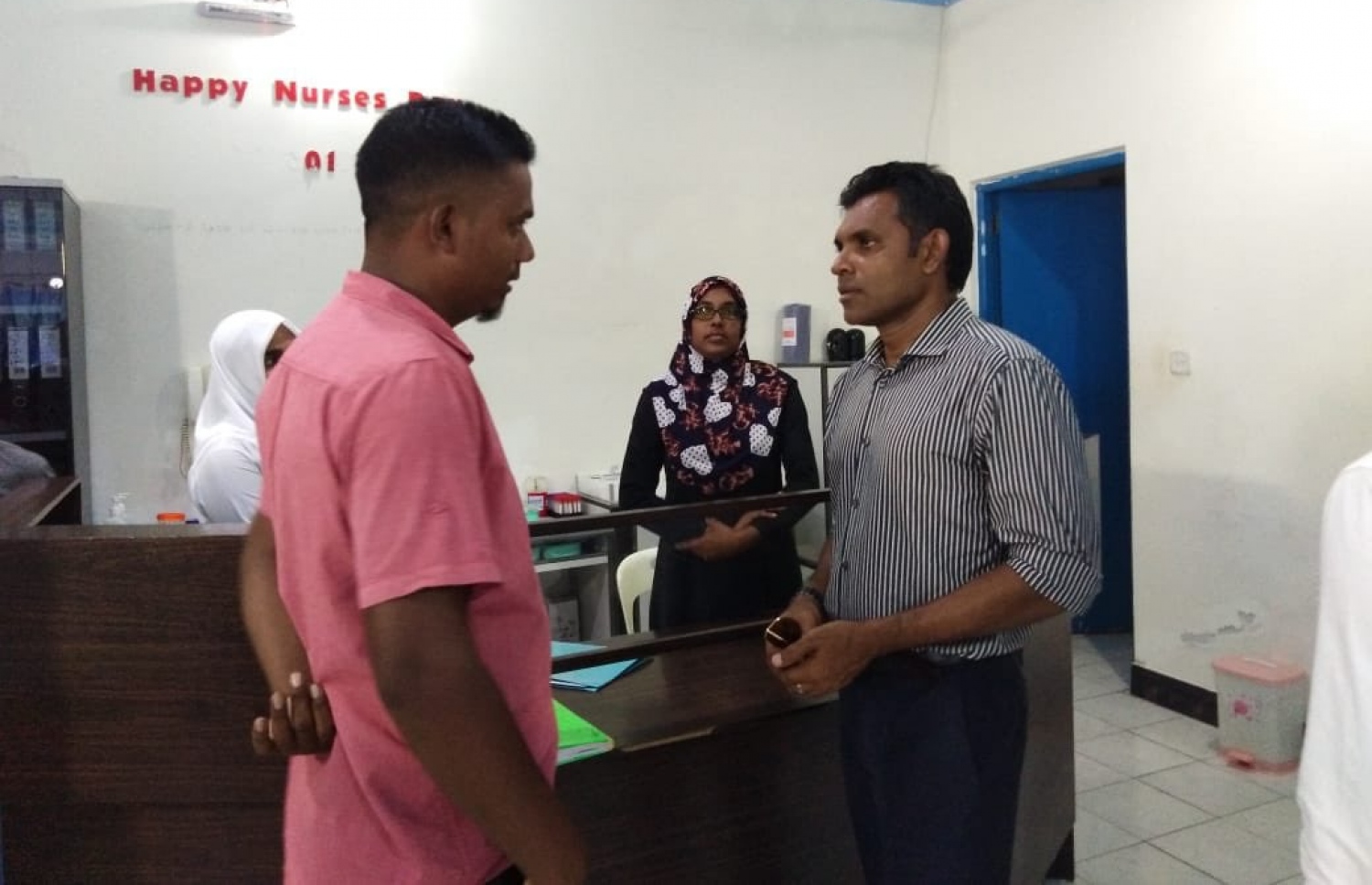 ފ. އަތޮޅު: މި އަހަރުގެ ރިޔާސީ އިންތިޚާބުގެ ކެމްޕެއިނަށް، އިދިކޮޅު ރިޔާސީ ކެންޑިޑޭޓު އިބްރާހިމް މުހައްމަދު ސޯލިހް (އިބޫ) ގެ ރަނިންމޭޓް ފައިސަލް ފ. އަތޮޅަށް ކުރައްވަމުން ގެންދަވާ ކެމްޕޭން ދަތުރުގައި، ފީއަލީގެ ސިއްހީ މަރުކަޒަށް ޒިޔާރަތް ކުރައްވައި މީހަކާ ވާހަކަ ދައްކަވަނީ.