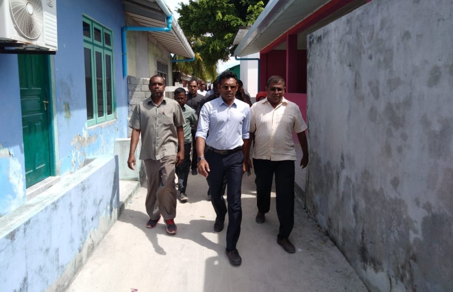 ފ. އަތޮޅު: މި އަހަރުގެ ރިޔާސީ އިންތިޚާބުގެ ކެމްޕެއިނަށް، އިދިކޮޅު ރިޔާސީ ކެންޑިޑޭޓު އިބްރާހިމް މުހައްމަދު ސޯލިހް (އިބޫ) ގެ ރަނިންމޭޓް ފައިސަލް ފ. އަތޮޅަށް ކުރައްވަމުން ގެންދަވާ ކެމްޕޭން ދަތުރުގައި، ނިލަންދޫގައި ދޮރުން ދޮރަށް ހިންގަވަނީ.