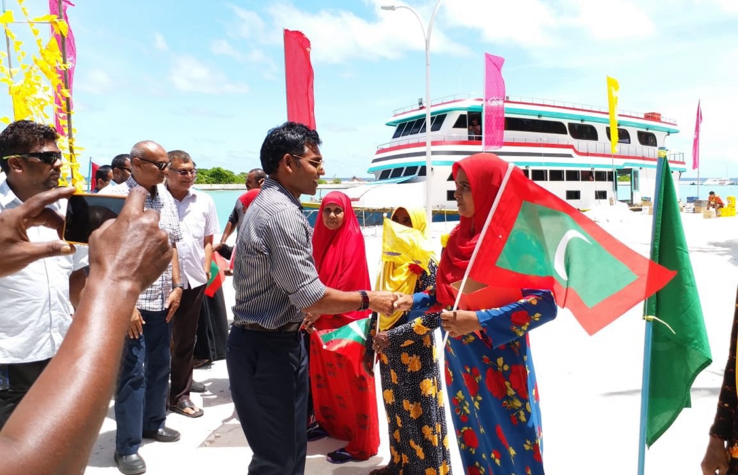 ފ. އަތޮޅު: މި އަހަރުގެ ރިޔާސީ އިންތިޚާބުގެ ކެމްޕެއިނަށް، އިދިކޮޅު ރިޔާސީ ކެންޑިޑޭޓު އިބްރާހިމް މުހައްމަދު ސޯލިހް (އިބޫ) ގެ ރަނިންމޭޓް ފައިސަލް ފ. އަތޮޅަށް ކުރައްވަމުން ގެންދަވާ ކެމްޕޭން ދަތުރުގައި، ބިލެއްދު އަށް ވަޑައިގަތުމުން އޭނާ އަށް މަރުހަބާ ކިޔުމަށް އެއްވި ބަޔަކާ ސަލާމް ކުރައްވަނީ.