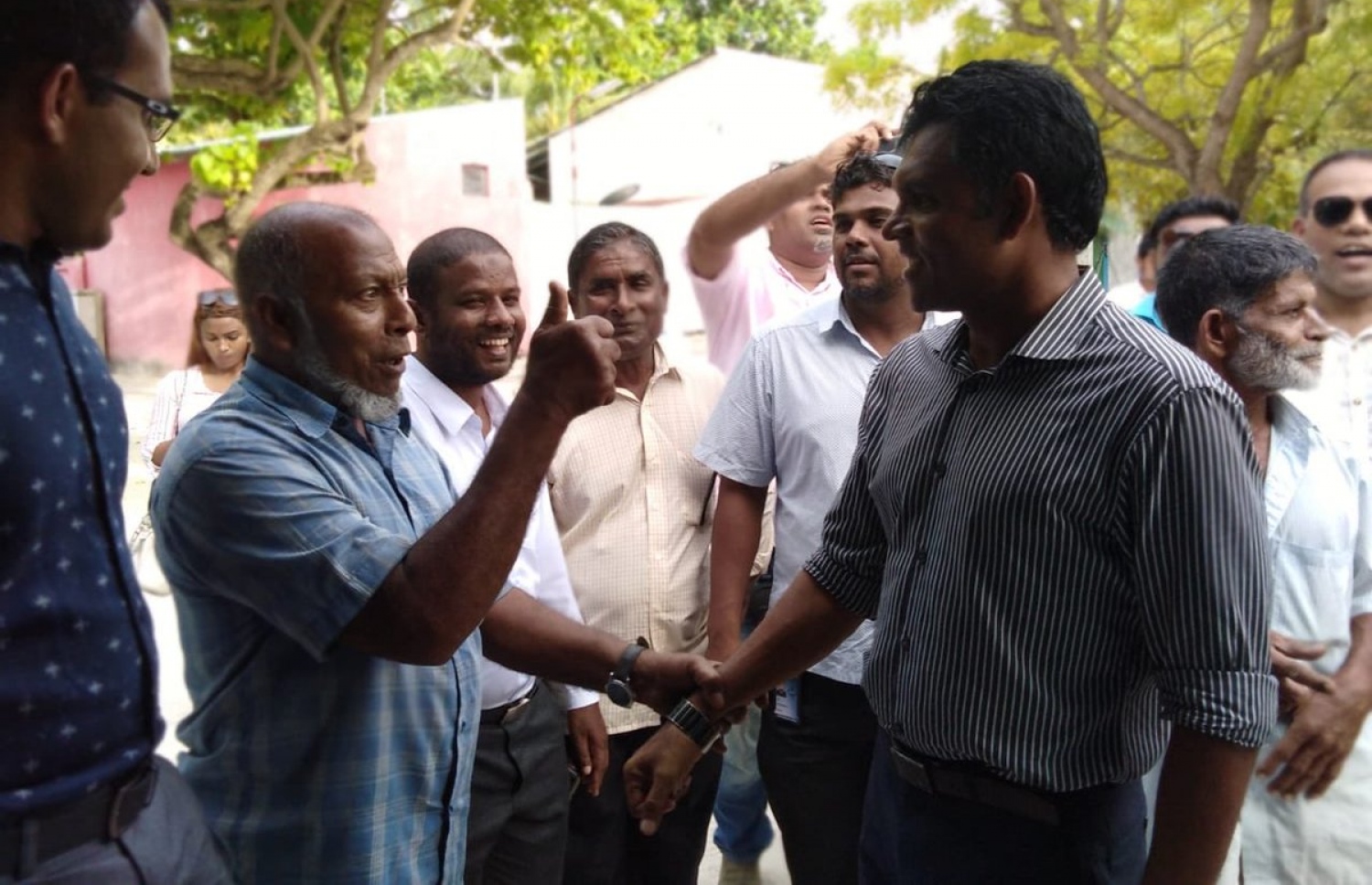 ފ. އަތޮޅު: މި އަހަރުގެ ރިޔާސީ އިންތިޚާބުގެ ކެމްޕެއިނަށް، އިދިކޮޅު ރިޔާސީ ކެންޑިޑޭޓު އިބްރާހިމް މުހައްމަދު ސޯލިހް (އިބޫ) ގެ ރަނިންމޭޓް ފައިސަލް ފ. އަތޮޅަށް ކުރައްވަމުން ގެންދަވާ ކެމްޕޭން ދަތުރުގައި، މަގޫދޫގެ ބަޔަކާ ބައްދަލު ކުރައްވަނީ.