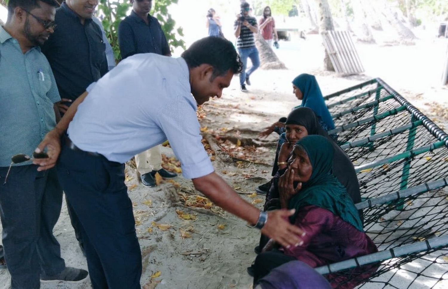 ފ. އަތޮޅު: މި އަހަރުގެ ރިޔާސީ އިންތިޚާބުގެ ކެމްޕެއިނަށް، އިދިކޮޅު ރިޔާސީ ކެންޑިޑޭޓު އިބްރާހިމް މުހައްމަދު ސޯލިހް (އިބޫ) ގެ ރަނިންމޭޓް ފައިސަލް ފ. އަތޮޅަށް ކުރައްވަމުން ގެންދަވާ ކެމްޕޭން ދަތުރުގައި، ނިލަންދު އަށް ވަޑައިގެން، އެ ރަށުގެ އަތިރިމަތީގައި ތިބި ބަޔަކާ ސަލާމް ކުރައްވަނީ.