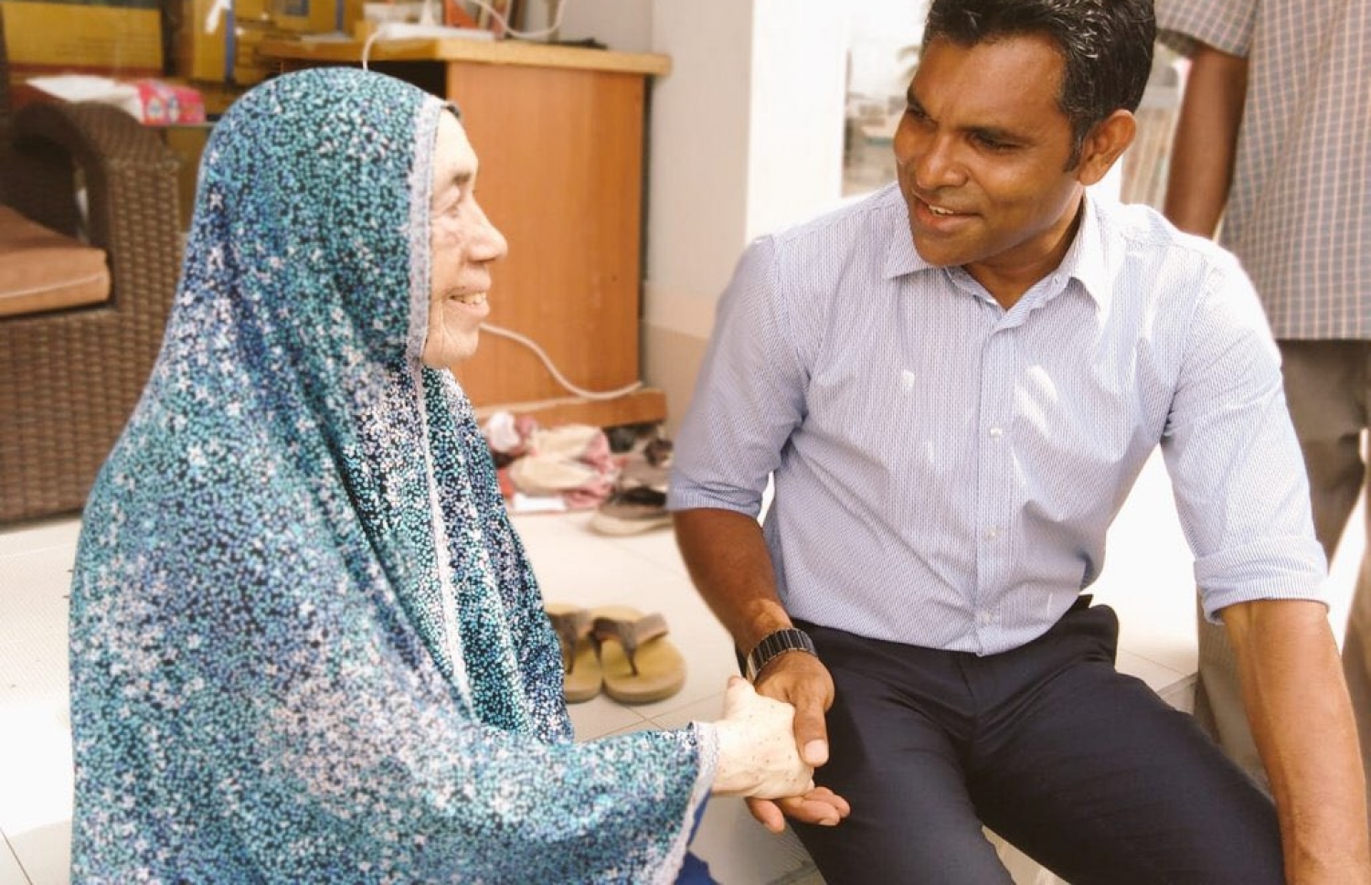 ފ. އަތޮޅު: މި އަހަރުގެ ރިޔާސީ އިންތިޚާބުގެ ކެމްޕެއިނަށް، އިދިކޮޅު ރިޔާސީ ކެންޑިޑޭޓު އިބްރާހިމް މުހައްމަދު ސޯލިހް (އިބޫ) ގެ ރަނިންމޭޓް ފައިސަލް ފ. އަތޮޅަށް ކުރައްވަމުން ގެންދަވާ ކެމްޕޭން ދަތުރުގައި، ނިލަންދޫގެ ގެއަކަށް ޒިޔާރަތް ކުރައްވައި، އުމުރުން ދުވަސްވީ މީހެއްގެ ހާލު ބައްލަވާލައްވަނީ.