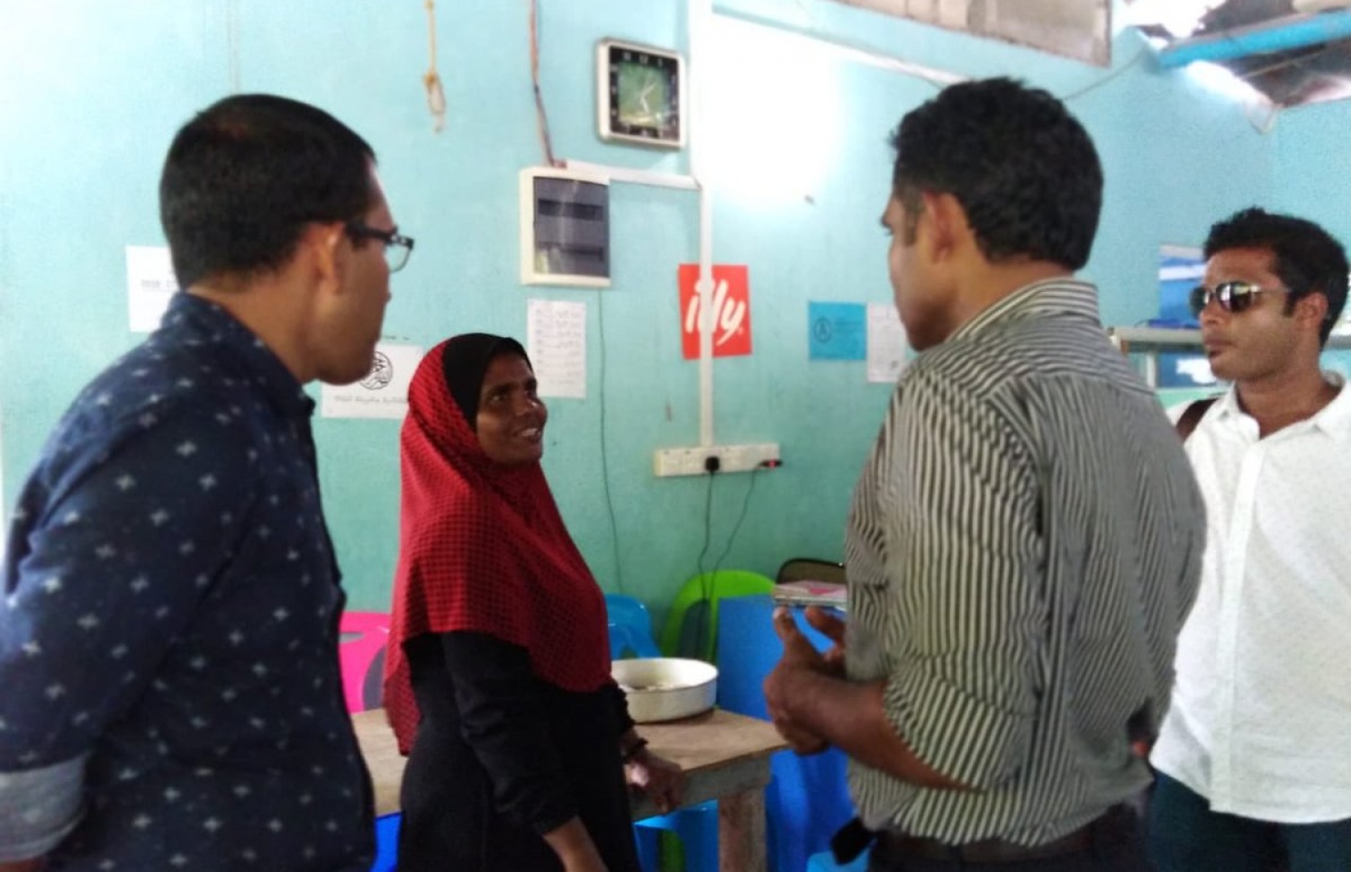 ފ. އަތޮޅު: މި އަހަރުގެ ރިޔާސީ އިންތިޚާބުގެ ކެމްޕެއިނަށް، އިދިކޮޅު ރިޔާސީ ކެންޑިޑޭޓު އިބްރާހިމް މުހައްމަދު ސޯލިހް (އިބޫ) ގެ ރަނިންމޭޓް ފައިސަލް ފ. އަތޮޅަށް ކުރައްވަމުން ގެންދަވާ ކެމްޕޭން ދަތުރުގައި، މަގޫދޫގެ އާއިލާއަކާ ބައްދަލު ކުރައްވަނީ.