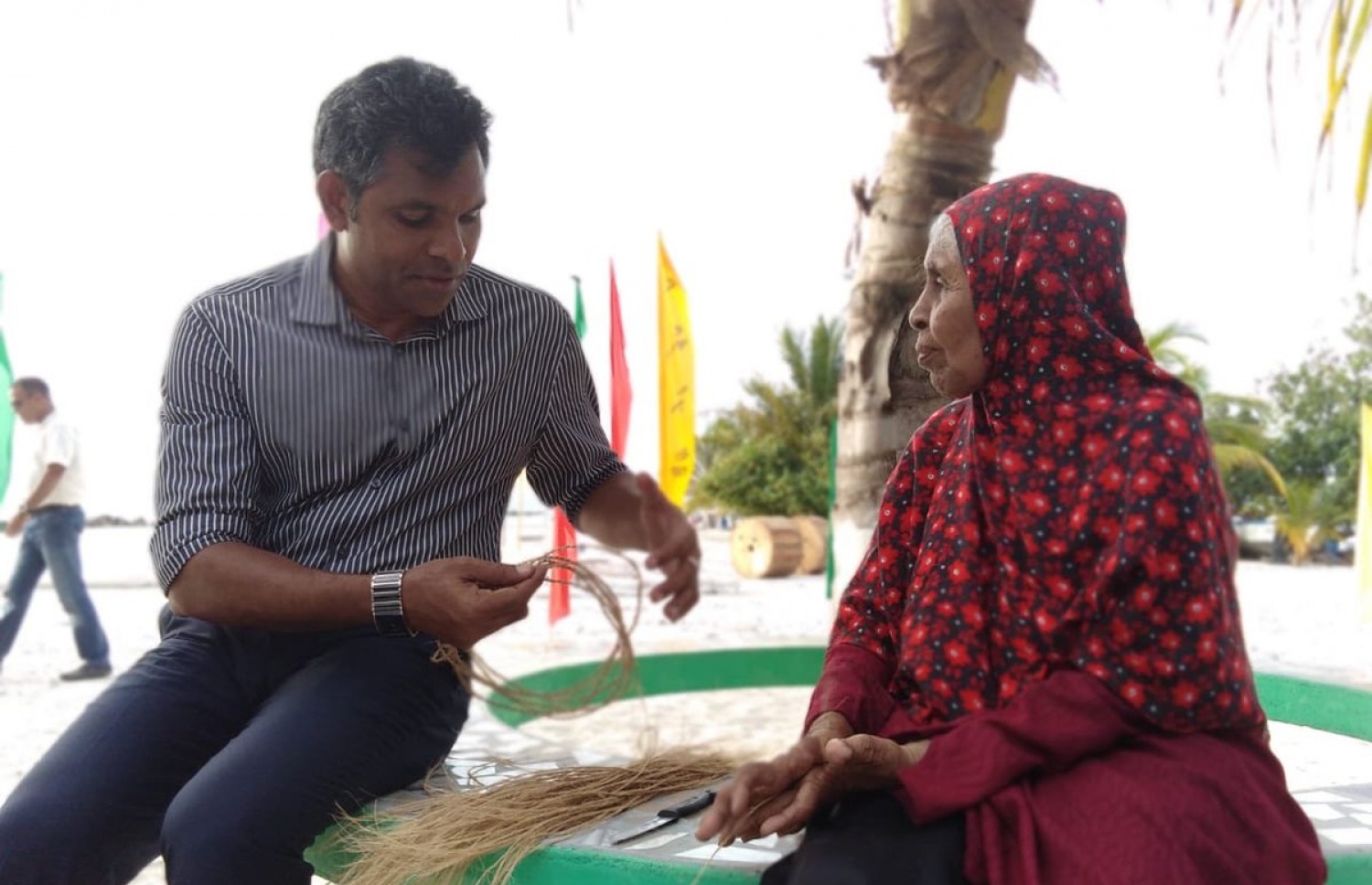 ފ. އަތޮޅު: މި އަހަރުގެ ރިޔާސީ އިންތިޚާބުގެ ކެމްޕެއިނަށް، އިދިކޮޅު ރިޔާސީ ކެންޑިޑޭޓު އިބްރާހިމް މުހައްމަދު ސޯލިހް (އިބޫ) ގެ ރަނިންމޭޓް، ފައިސަލް ފ. އަތޮޅަށް ކުރައްވަމުން ގެންދަވާ ކެމްޕޭން ދަތުރުގައި، މަގޫދޫގެ އަތިރިމަތީގައި ރޯނު ވަށަން އިން އުމުރުން ދުވަސްވީ މީހެއްގެ މަސައްކަތް ބައްލަވާލައްވަނީ.