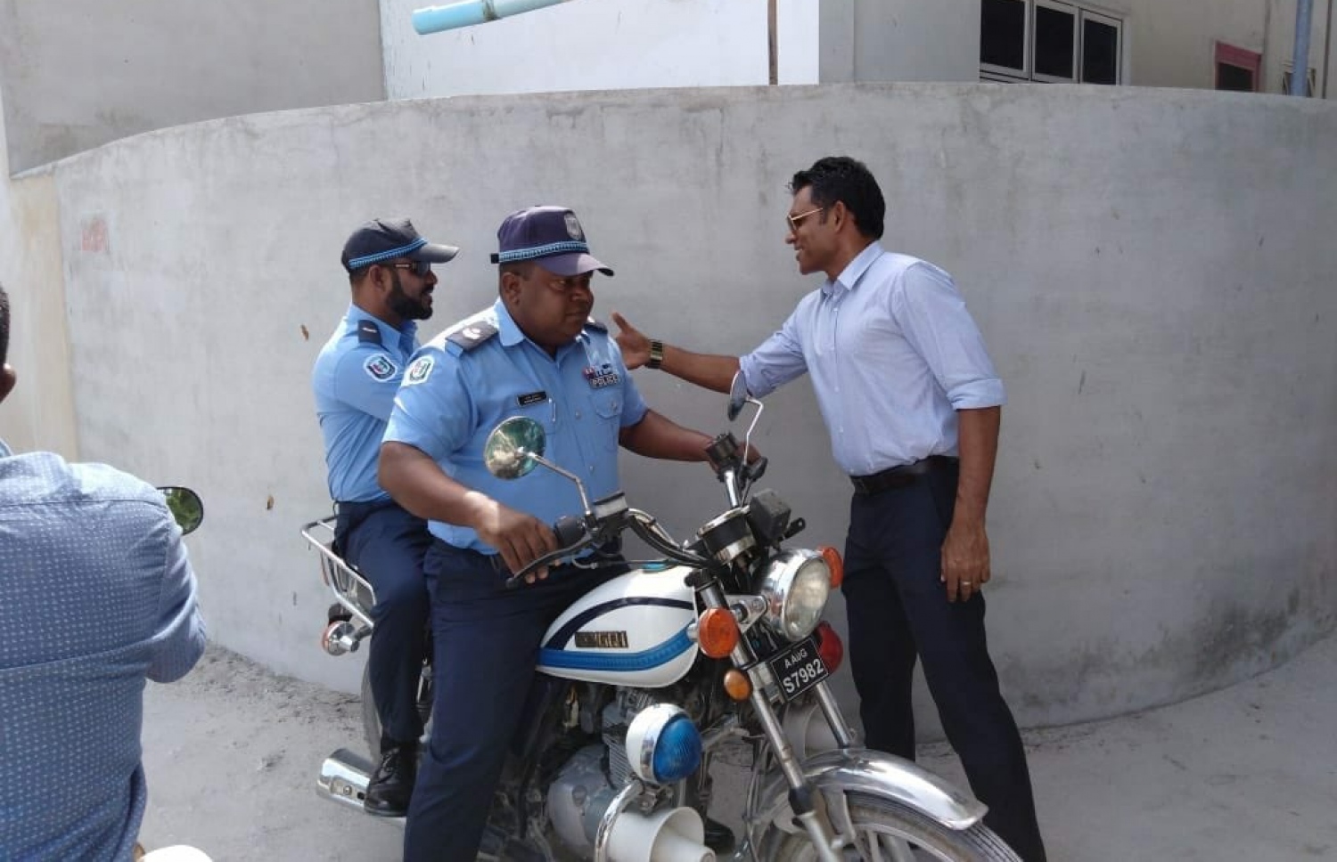 ފ. އަތޮޅު: މި އަހަރުގެ ރިޔާސީ އިންތިޚާބުގެ ކެމްޕެއިނަށް، އިދިކޮޅު ރިޔާސީ ކެންޑިޑޭޓު އިބްރާހިމް މުހައްމަދު ސޯލިހް (އިބޫ) ގެ ރަނިންމޭޓް، ފައިސަލް ފ. އަތޮޅަށް ކުރައްވަމުން ގެންދަވާ ކެމްޕޭން ދަތުރުގައި، ނިލަންދޫގެ މަގުމަތިން ފުލުހަކާ ސަލާމް ކުރައްވަނީ.