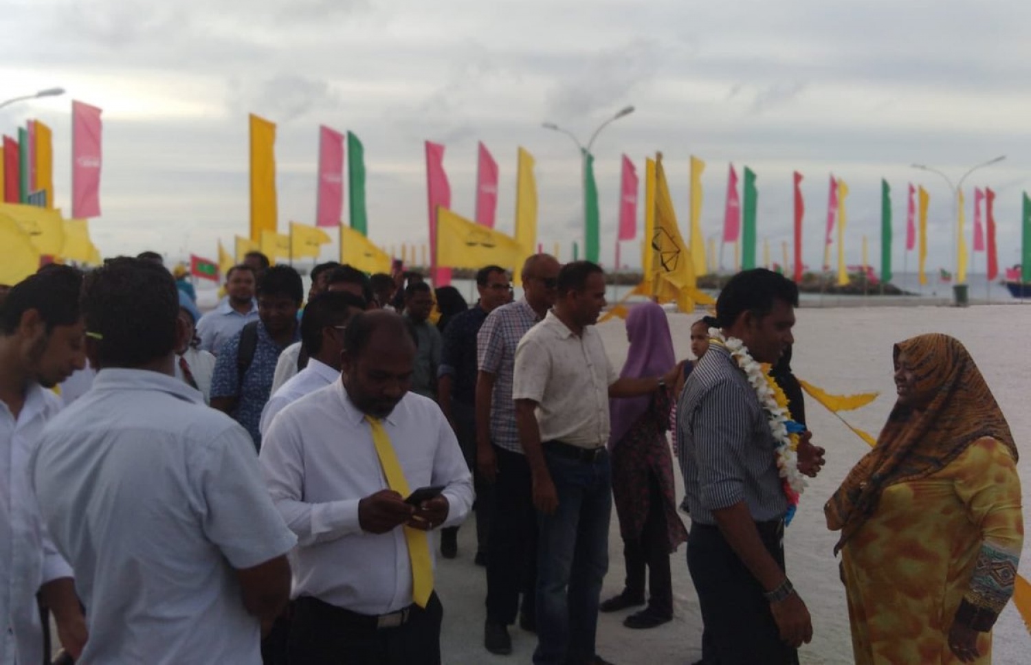 ފ. އަތޮޅު: މި އަހަރުގެ ރިޔާސީ އިންތިޚާބުގެ ކެމްޕެއިނަށް، އިދިކޮޅު ރިޔާސީ ކެންޑިޑޭޓު އިބްރާހިމް މުހައްމަދު ސޯލިހް (އިބޫ) ގެ ރަނިންމޭޓް، ފައިސަލް ފ. އަތޮޅަށް ކުރައްވަމުން ގެންދަވާ ކެމްޕޭން ދަތުރުގައި، މަގޫދު އަށް ވަޑައިގަތުމުން އޭނާ އަށް މަރުހަބާ ކިޔުމަށް ދިޔަ ބަޔަކާ ސަލާމް ކުރައްވަނީ