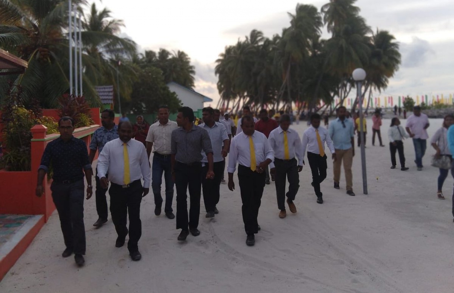 ފ. އަތޮޅު: އަންނަ މަހުގެ 23 ގައި ބާއްވާ މި އަހަރުގެ ރިޔާސީ އިންތިޚާބުގެ ކެމްޕެއިނަށް، އިދިކޮޅު ރިޔާސީ ކެންޑިޑޭޓު އިބްރާހިމް މުހައްމަދު ސޯލިހް (އިބޫ) ގެ ރަނިންމޭޓް، ފައިސަލް ފ. އަތޮޅަށް ކުރައްވަމުން ގެންދަވާ ކެމްޕޭން ދަތުރުގައި، މަގޫދޫގައި ދޮރުން ދޮރަށް ކެމްޕޭން ކުރައްވަނީ