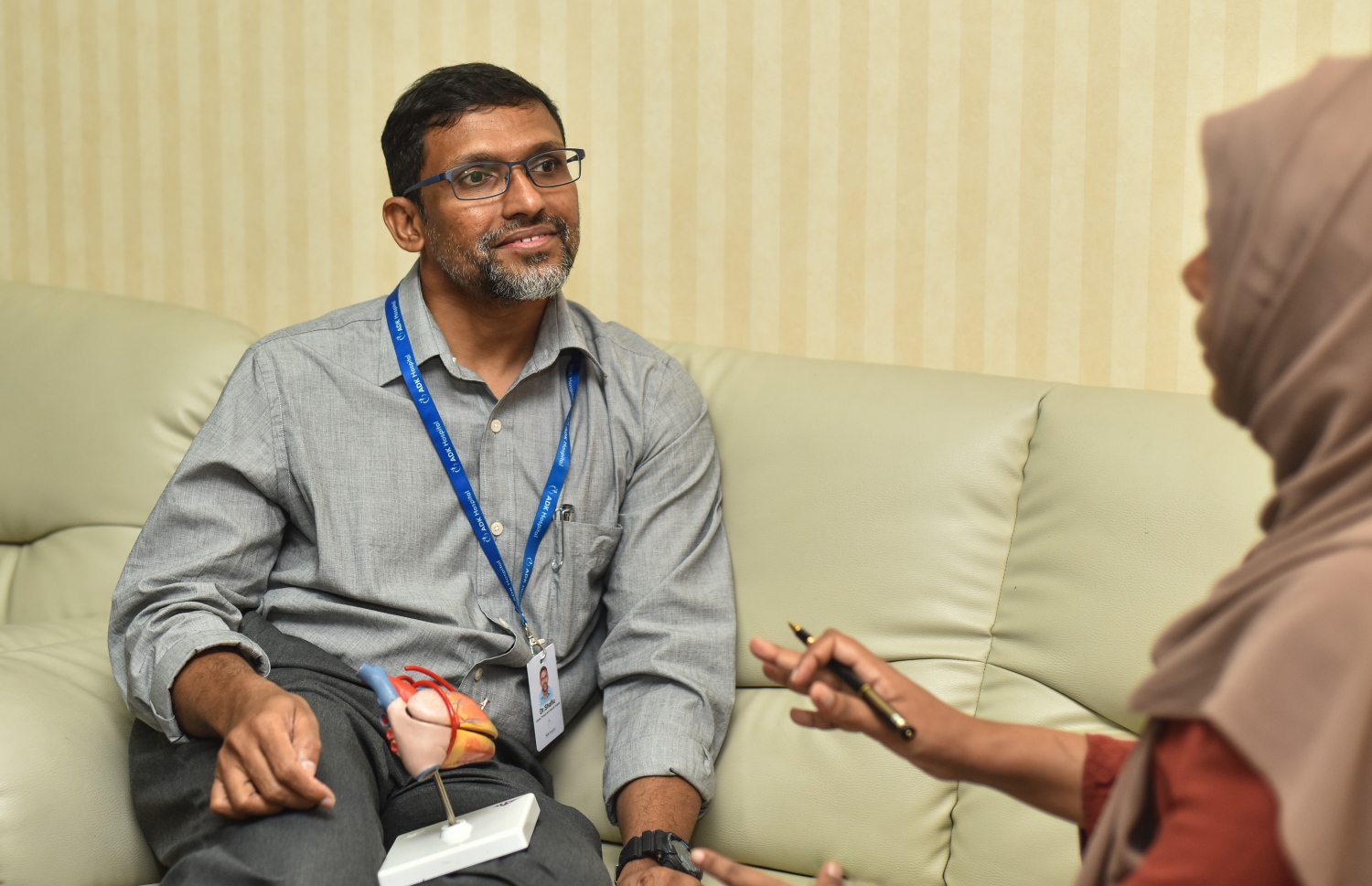 ހިތުގެ އެންމެ ބޮޑު އޮޕަރޭޝަނާ ގުޅޭ ގޮތުން، ޑރ. ޝާފިއު "މިހާރު"އާ ވާހަކަ ދައްކަވަނީ-- މިހާރު ފޮޓޯ: އަހުމަދު ނިޝާތު