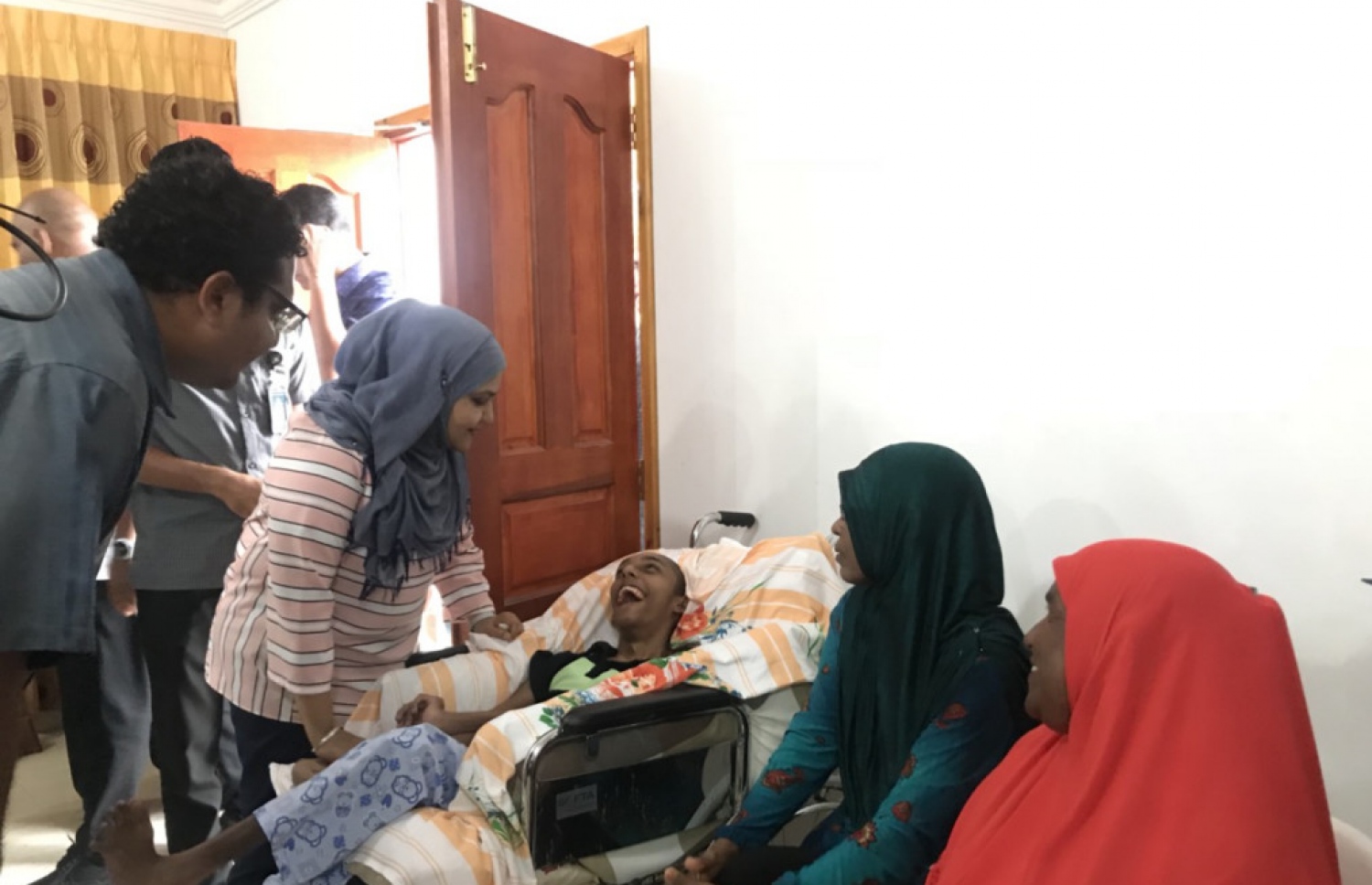 ފަސްޓްލޭޑީ ފާތުމަތު އިބްރާހިމް މިއަދު ހާއްސަ އެހީއަށް ބޭނުންވާ ކުއްޖަކާ ބައްދަލު ކުރައްވަނީ. - ފޮޓޯ: ޕީޕީއެމް