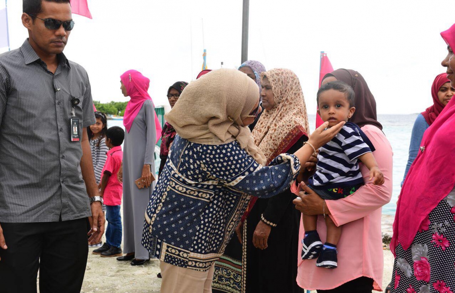 ފަސްޓްލޭޑީ ފާތުމަތު އިބްރާހިމް މިއަދު ބ. ދޮންފަނަށް ވަޑައިގެން، ކުޑަކުއްޖެއްގެ ކޮލުގައި ހިފައިގެން. - ފޮޓޯ: ޕީޕީއެމް