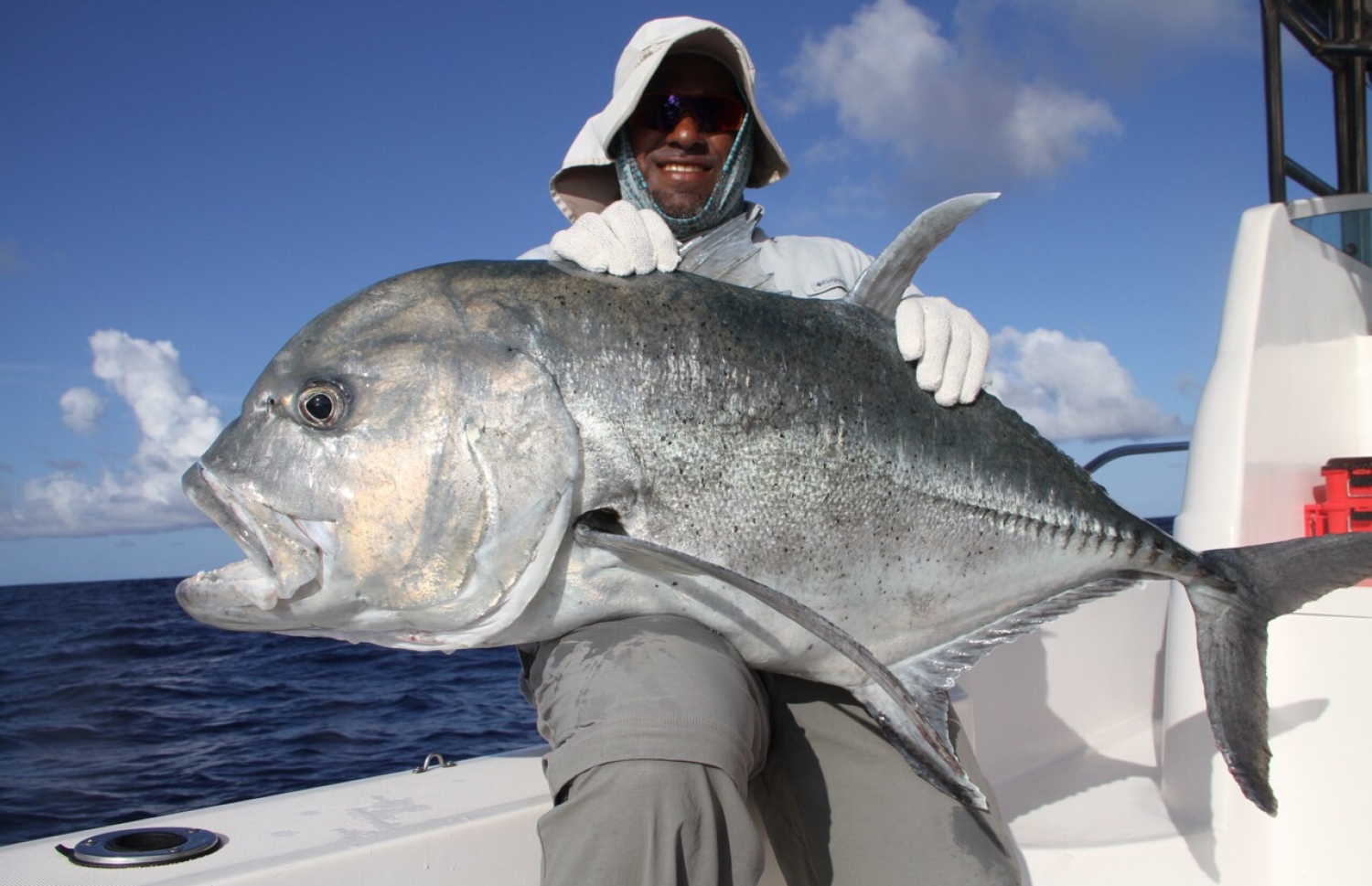 މޫސަ އަމިއްލައަށް ބޭނި މަހަކާ އެކު ފޮޓޯއަކަށް ހުއްޓިގެން: މަސްވެރިކަންކުރަން އޭނާ ވަނީ ރާއްޖޭގެ ހުރިހާ ސަރަހައްދަކަށް ދަތުރުކުރައްވާފައި.