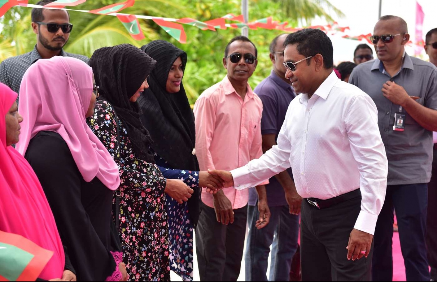 ރައީސް އަބްދުﷲ ޔާމީން ތ.ވޭމަންޑު އަށް ވަޑައިގަތުމުން އެމަނިކުފާނަށް މަރުހަބާ ކިޔަން އެއްވި ބަޔަކާ ސަލާމް ކުރައްވަނީ.---ފޮޓޯ: ރައީސް އޮފީސް