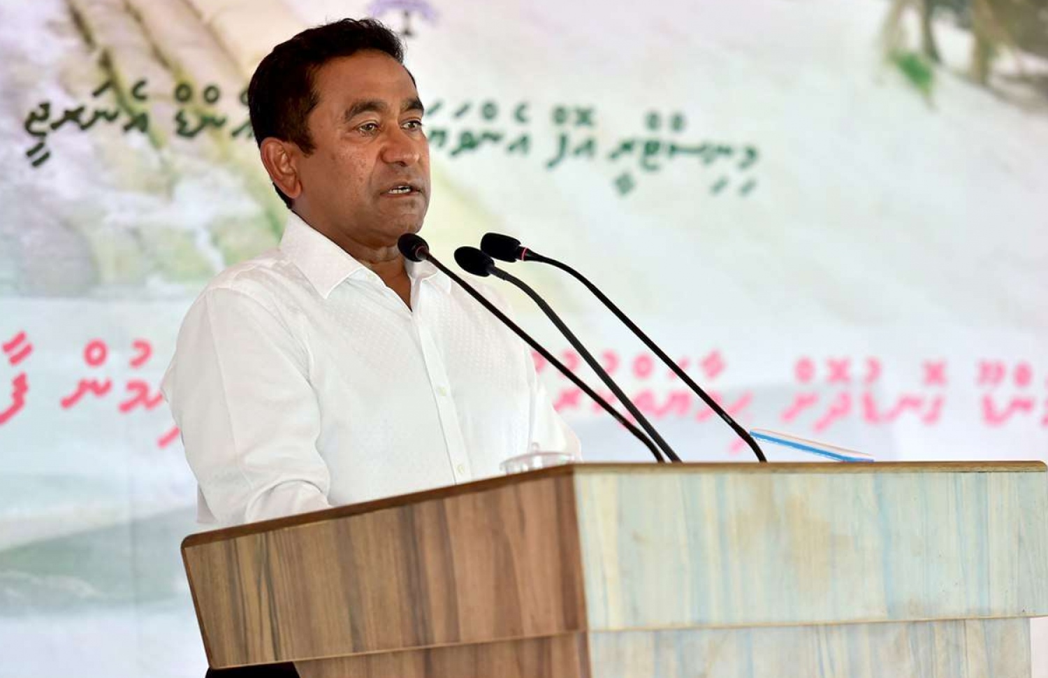 ރައީސް ޔާމީން ތ. އަތޮޅަށް ކުރައްވަމުން ގެންދަވާ ދަތުރުފުޅުގައި ވޭމަންޑޫގައި މިއަދު ވާހަކަ ދައްކަވަނީ: ޚިޔާނާތުގެ ފައިސާ އަނބުރާ ހޯދޭނެ ހިތްވަރެއް އިދިކޮޅު ފަރާތްތަކުގައި ނެތް ކަމަށް ވިދާޅުވި --ފޮޓޯ/ރައީސް އޮފީސް