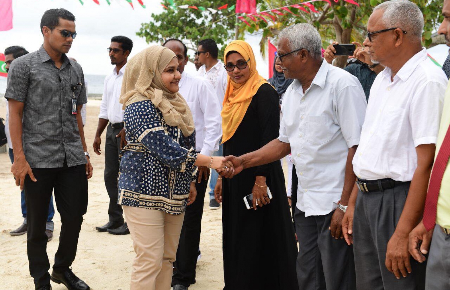 ރައީސް ޔާމީންގެ އަނބިކަނބަލުން، ފަސްޓް ލޭޑީ ފާތުމަތު އިބްރާހިމް މިއަދު ބ. ކިހާދޫ އަށް ވަޑައިގަތުމުން، އެ ރަށު ރައްޔިތުން އެކަމަނާ އަށް މަރުހަބާ ކިޔަނީ. - ފޮޓޯ: ޕީޕީއެމް