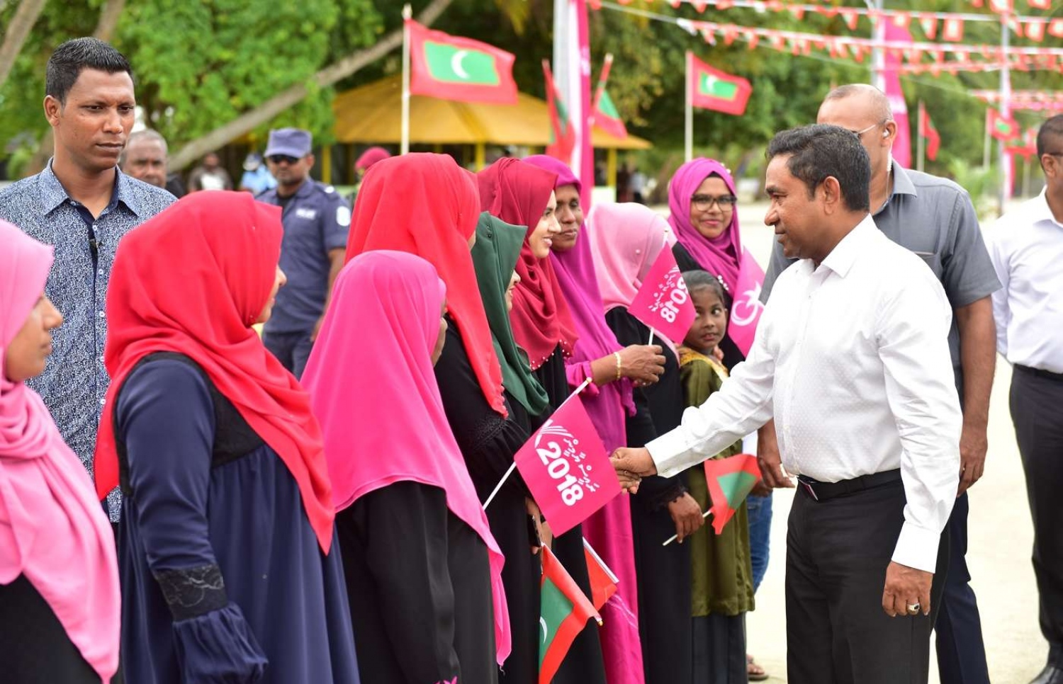 ރައީސް ޔާމީން މިއަދު ހަވީރު ކަނޑޫދު އަށް ވަޑައިގަތުމުން މަރުހަބާ ކިޔުމަށް އެއްވި މީހުންނާ ސަލާމް ކުރައްވަނީ.---ފޮޓޯ: ރައީސް އޮފީސް