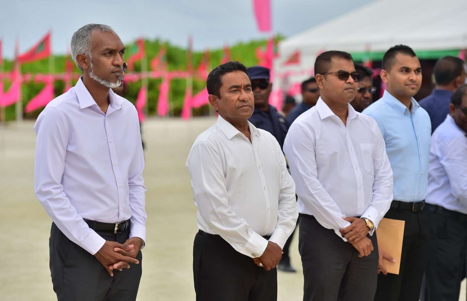 ތ. ކަނޑޫދޫގެ ގޮނޑުދޮށް ހިމާޔަތް ކުރުމުގެ މަޝްރޫއުގެ ނިމުން ފާހަގަކުރުމަށް އޮގަސްޓް 13، 2018 ގައި ބޭއްވި ރަސްމިއްޔާތުގައި އޭރުގެ ރައީސް ޔާމީނާއި އޭރުގެ ހައުސިން މިނިސްޓަރު ޑރ. މުއިއްޒު ބައިވެރިވެވަޑައިގަންނަވަނީ.---ފޮޓޯ: ރައީސް އޮފީސް