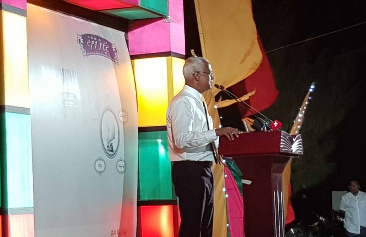 އޮގަސްޓް 13، 2018- އަންނަ މަހުގެ 23 ގައި ބާއްވާ މި އަހަރުގެ ރިޔާސީ އިންތިޚާބުގެ ކެމްޕެއިނަށް، އިދިކޮޅު ރިޔާސީ ކެންޑިޑޭޓު އިބްރާހިމް މުހައްމަދު ސޯލިހް (އިބޫ) ކުޅުދުއްފުށީގައި ބޭއްވި ޖަލްސާގައި ވާހަކަ ދައްކަވަނީ..---ފޮޓޯ: އެމްޑީޕީ ޓްވިޓާ