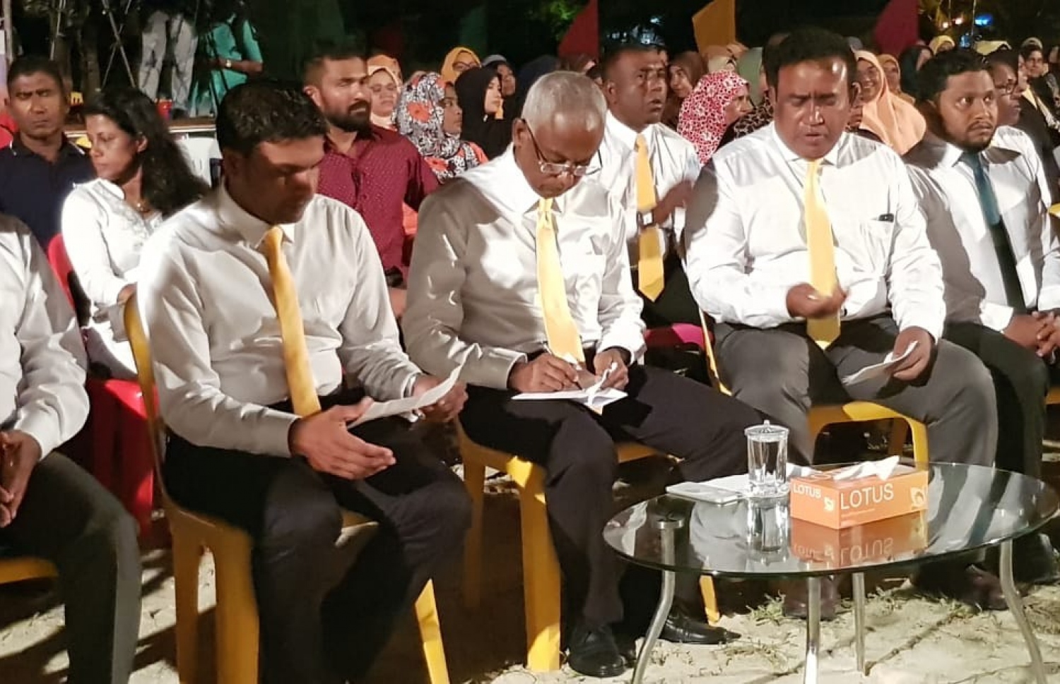 އޮގަސްޓް 13، 2018- އަންނަ މަހުގެ 23 ގައި ބާއްވާ މި އަހަރުގެ ރިޔާސީ އިންތިޚާބުގެ ކެމްޕެއިނަށް، އިދިކޮޅު ރިޔާސީ ކެންޑިޑޭޓު އިބްރާހިމް މުހައްމަދު ސޯލިހް (އިބޫ) ކުޅުދުއްފުށީގައި ބޭއްވި ޖަލްސާގައި އެ ރަށާ ގުޅޭ ބައެއް މައުލޫމާތުތައް ކަރުދާގަނޑެއްގައި ނޯޓު ކުރައްވަނީ..---ފޮޓޯ: އެމްޑީޕީ ޓްވިޓާ